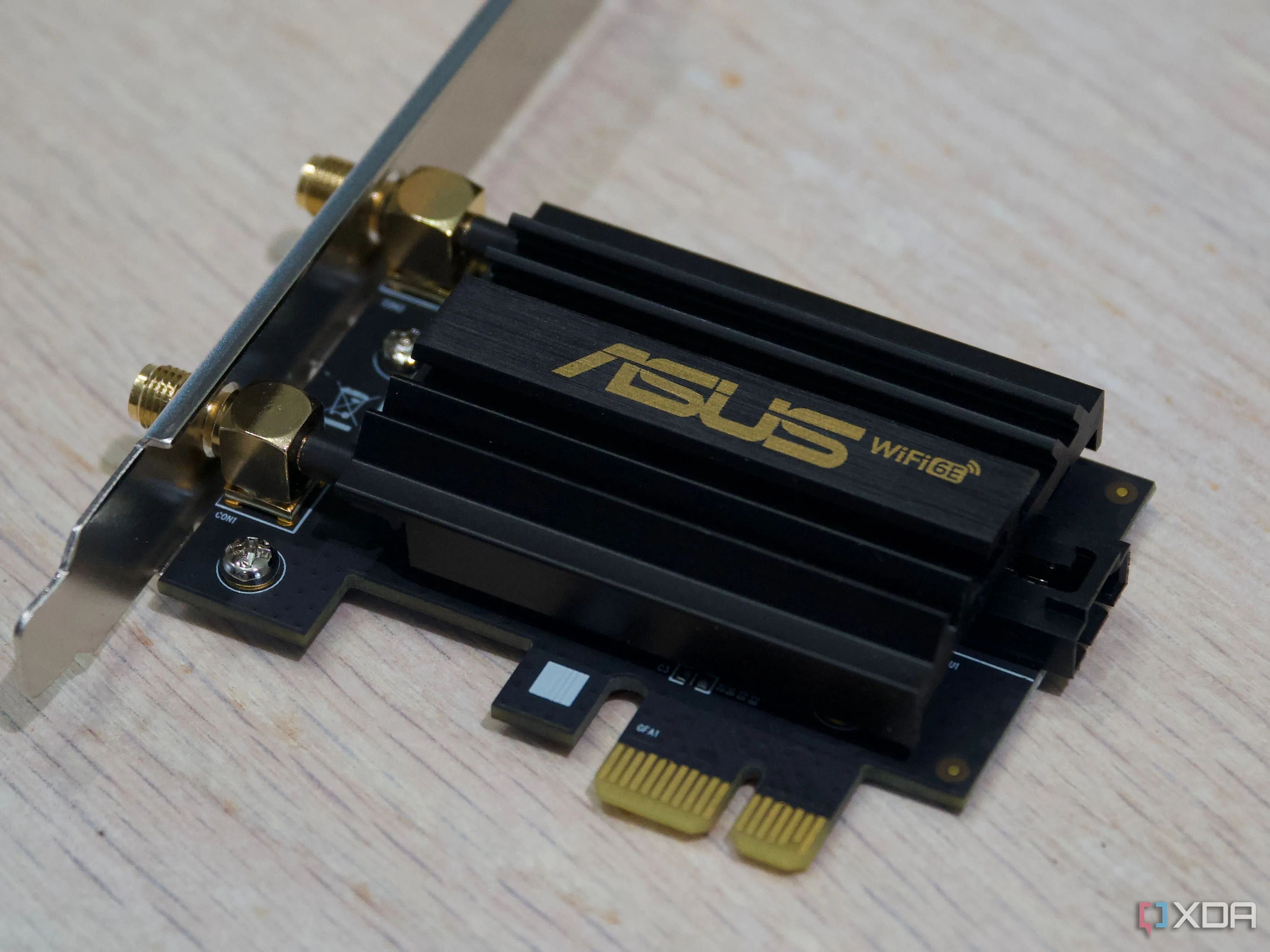 Card mạng Wi-Fi PCIe Asus PCE-AXE59BT với tản nhiệt, ví dụ về card Wi-Fi cho máy tính để bàn