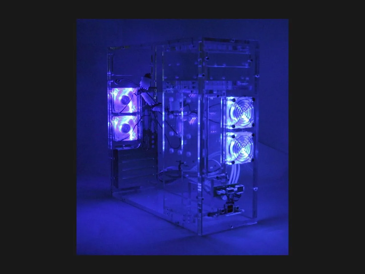 Case PC trong suốt với quạt nhỏ màu xanh, thường được dùng cho các mod UV reactive