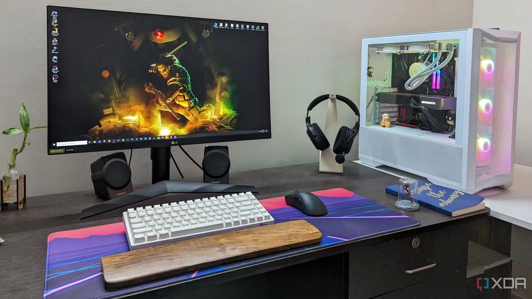 Cấu hình PC gaming hiện đại với bàn di chuột lớn, bàn phím, chuột và tai nghe trên bàn