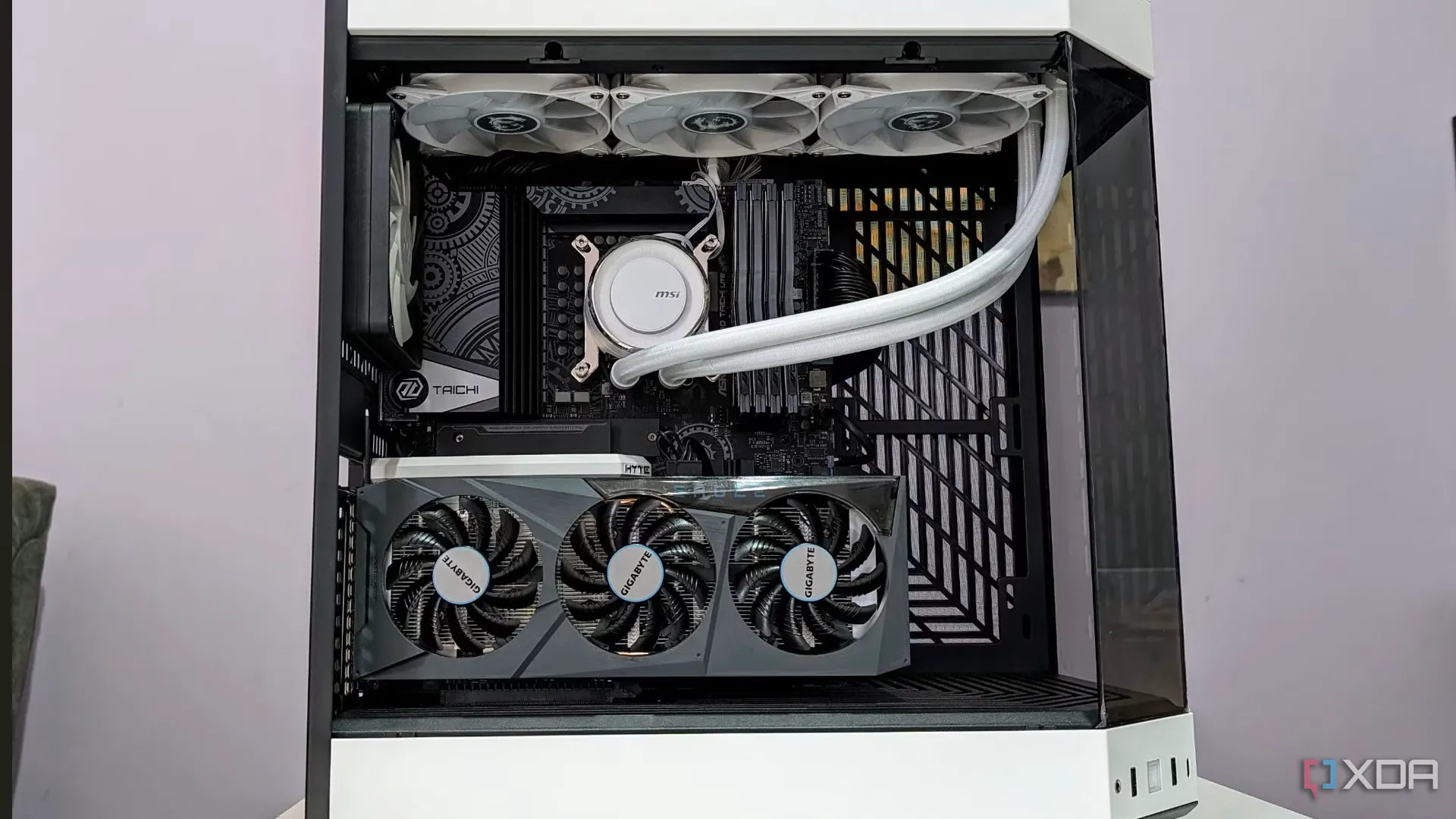 Cấu hình PC gaming màu trắng với các linh kiện bên trong, minh họa một bộ máy tính cân bằng