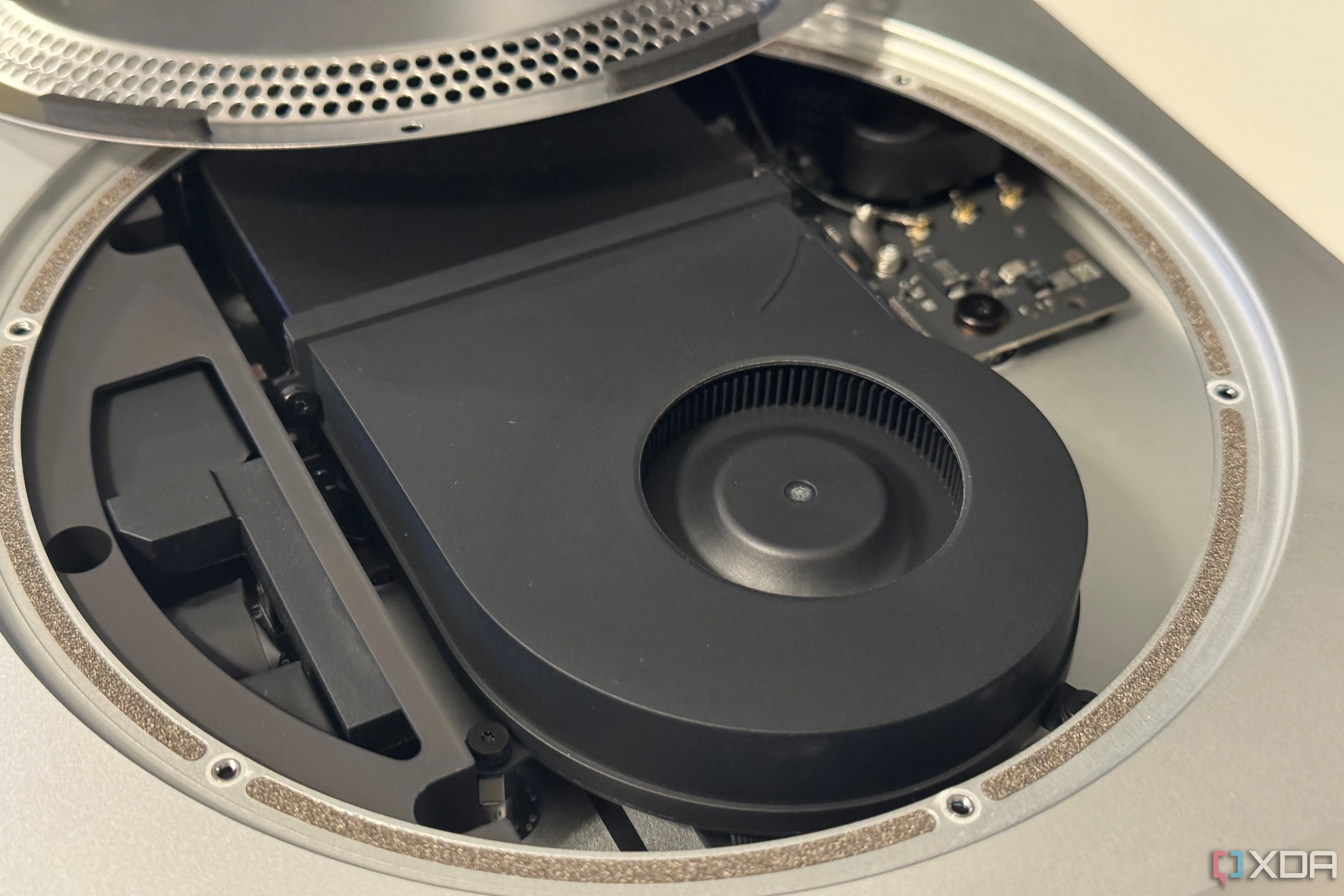 Cấu tạo bên trong Mac Mini M2 cho thấy sự linh hoạt trong thiết kế chip Arm và kiến trúc bộ nhớ hợp nhất (UMA)