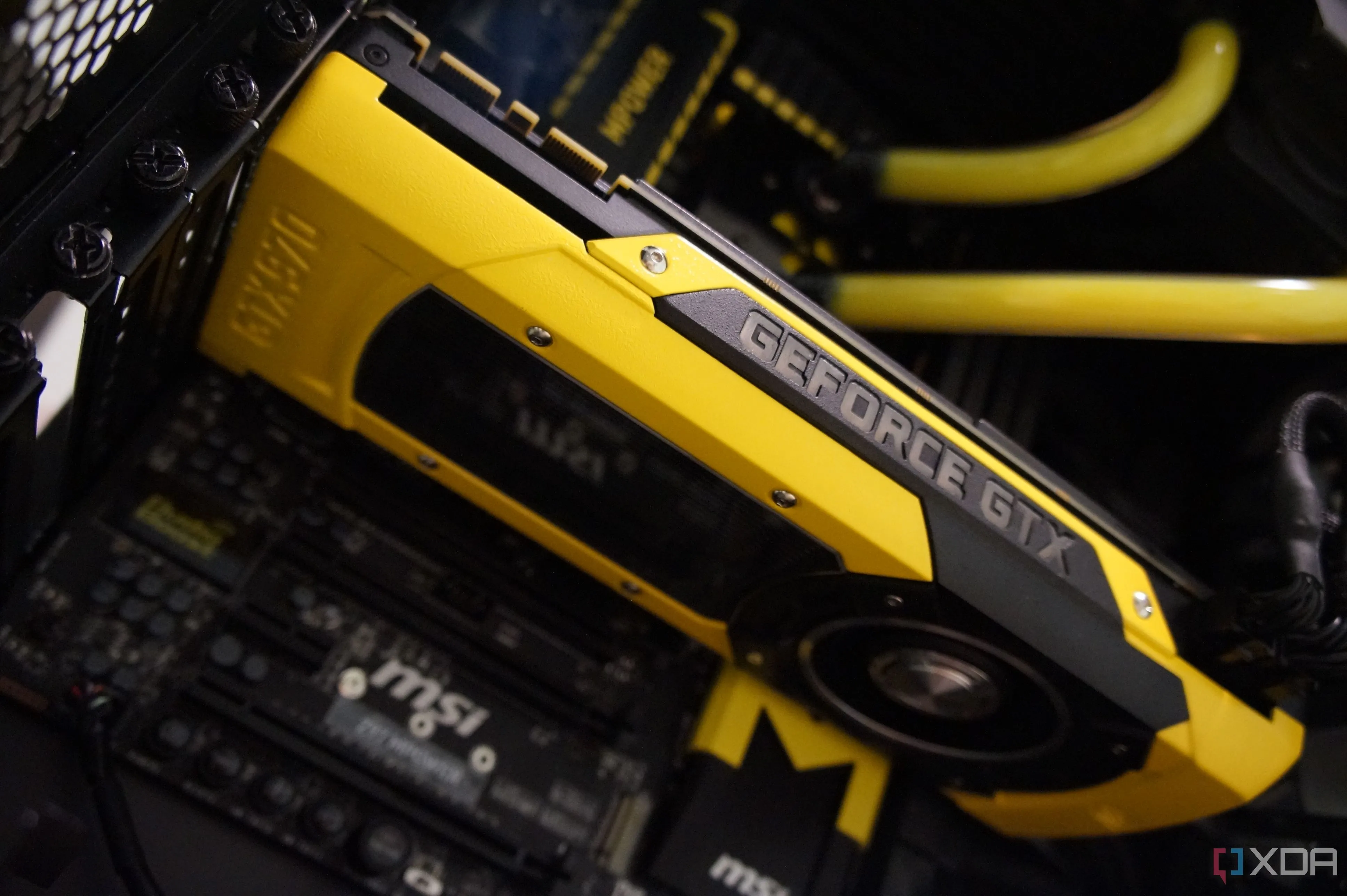 Chi tiết nội thất một bộ PC custom với quản lý cáp gọn gàng