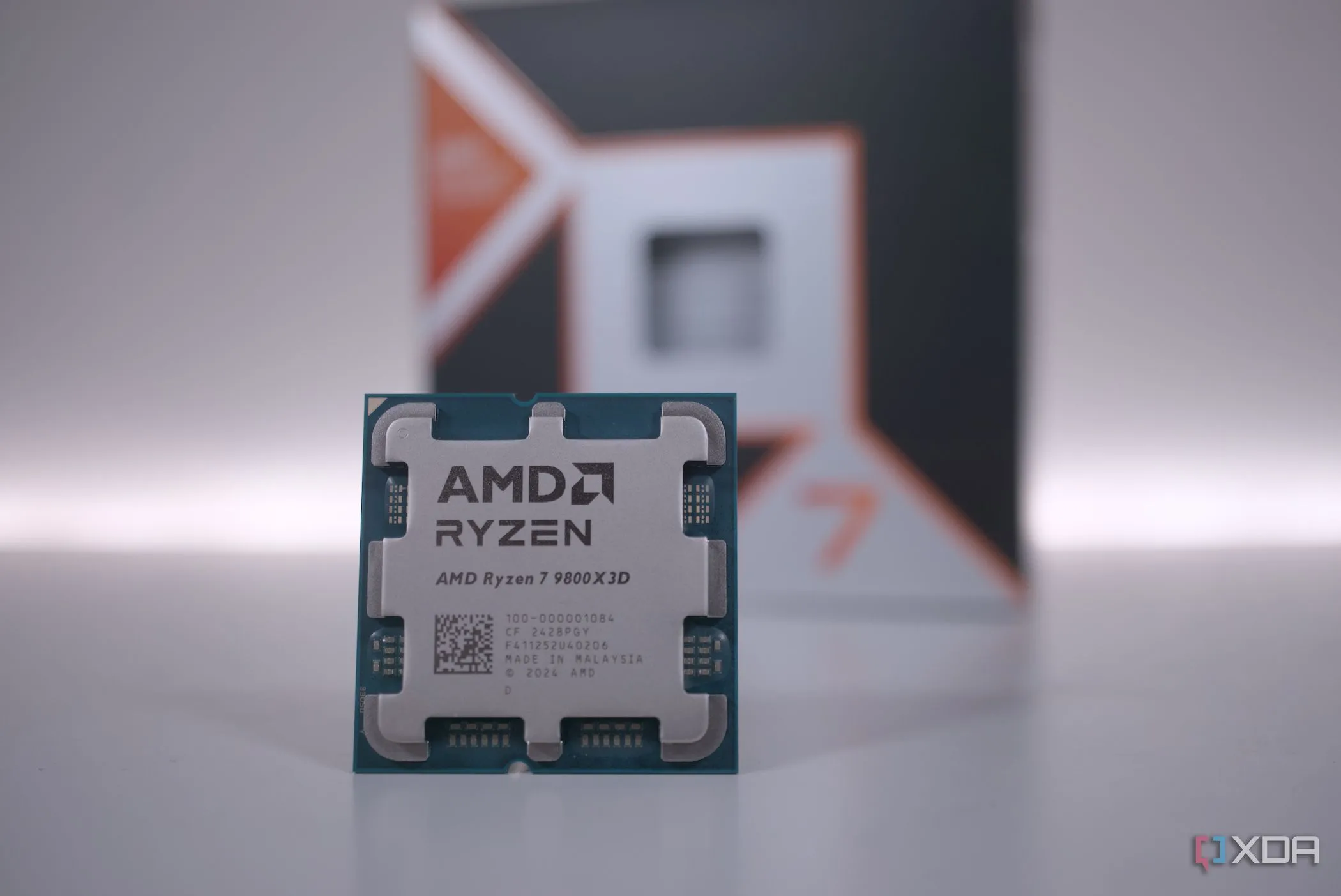 Chip AMD Ryzen 7 9800X3D, thể hiện việc cập nhật BIOS cần thiết để hỗ trợ CPU thế hệ mới