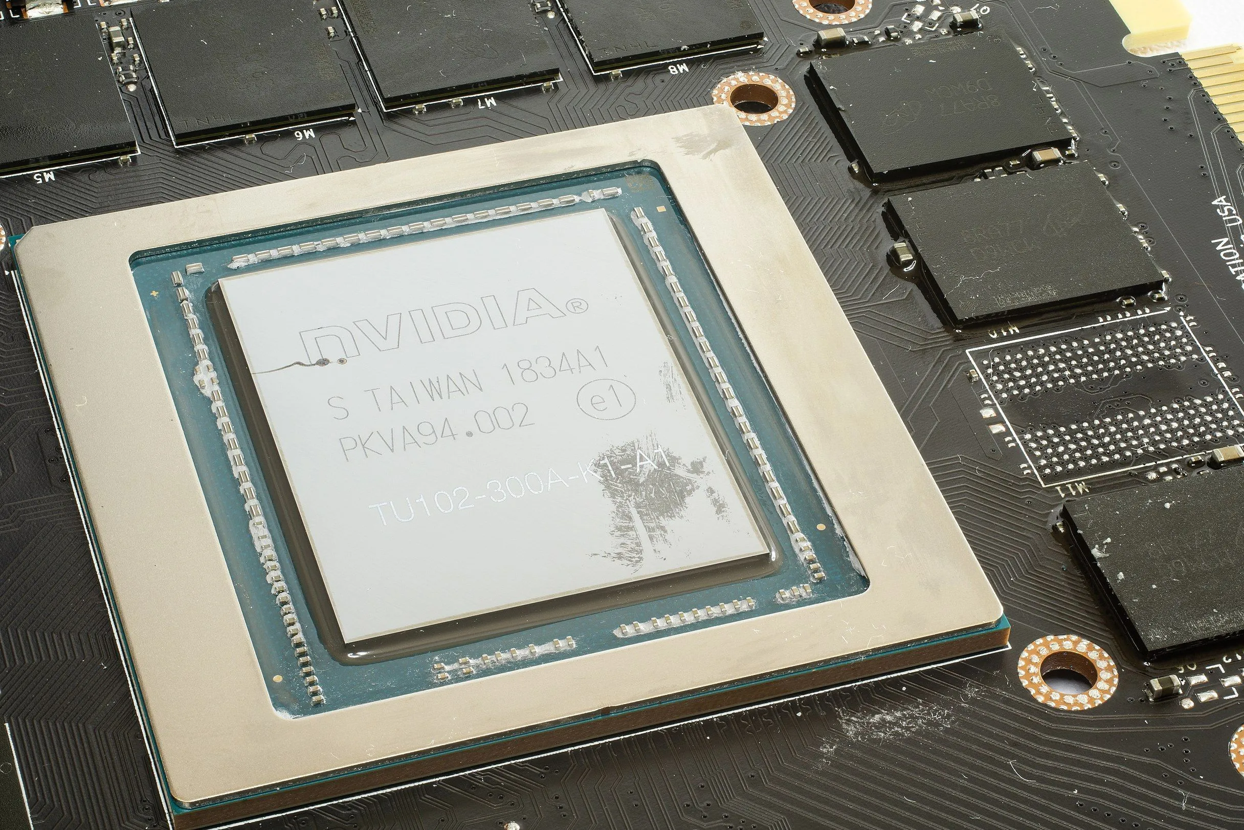 Chip GPU và các module VRAM trên card đồ họa, yếu tố quan trọng về dung lượng bộ nhớ