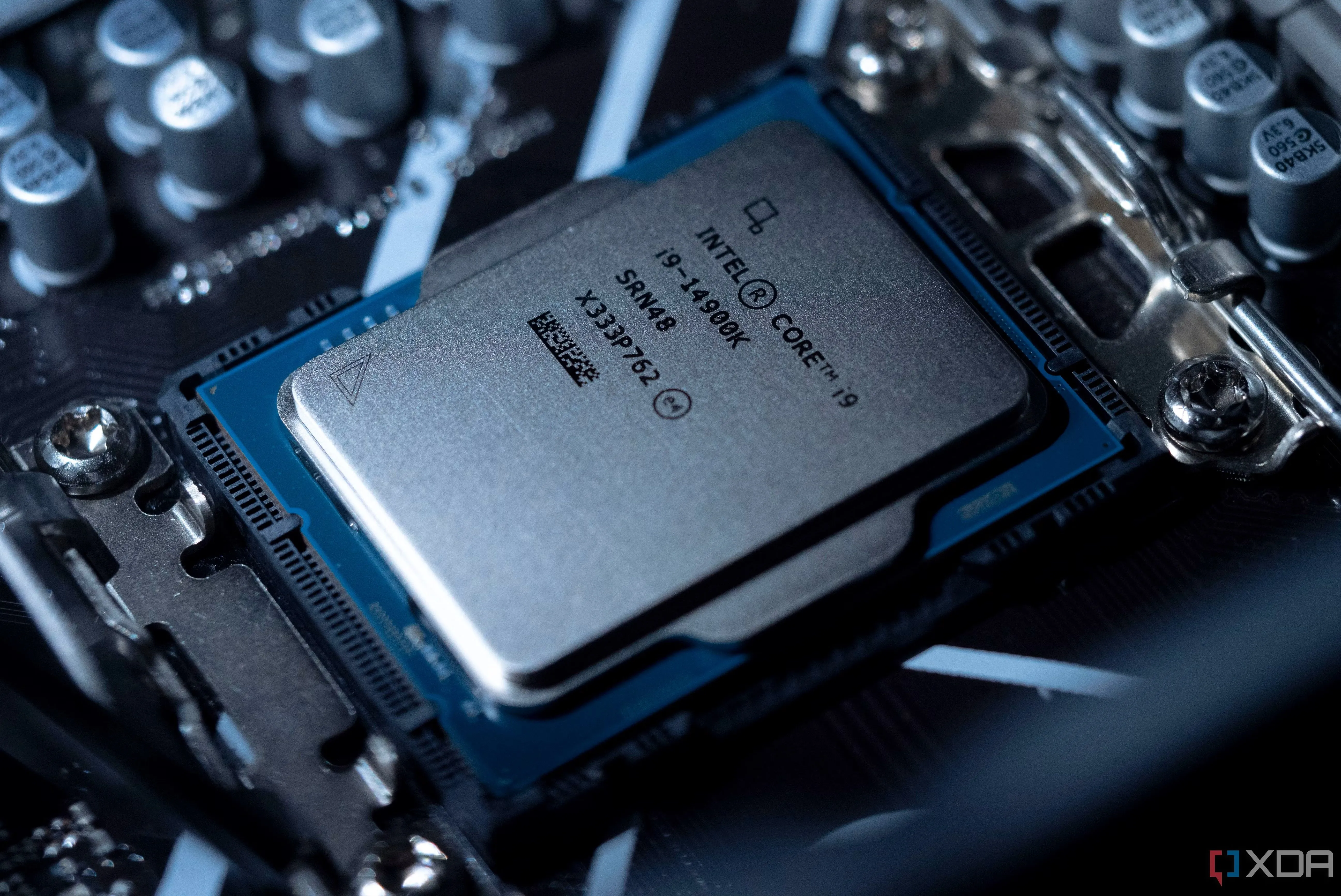 Chip Intel Core i9-14900K trên bo mạch chủ, đại diện cho kiến trúc x86 đang đối mặt với nhiều thách thức