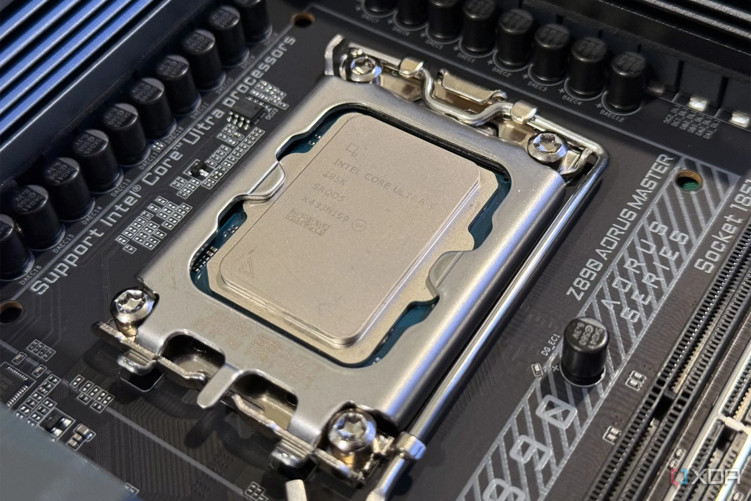 Chip Intel Core Ultra 9 285K được lắp vào socket, minh họa cho dòng CPU Intel gặp lỗi gần đây trên thị trường phần cứng máy tính.