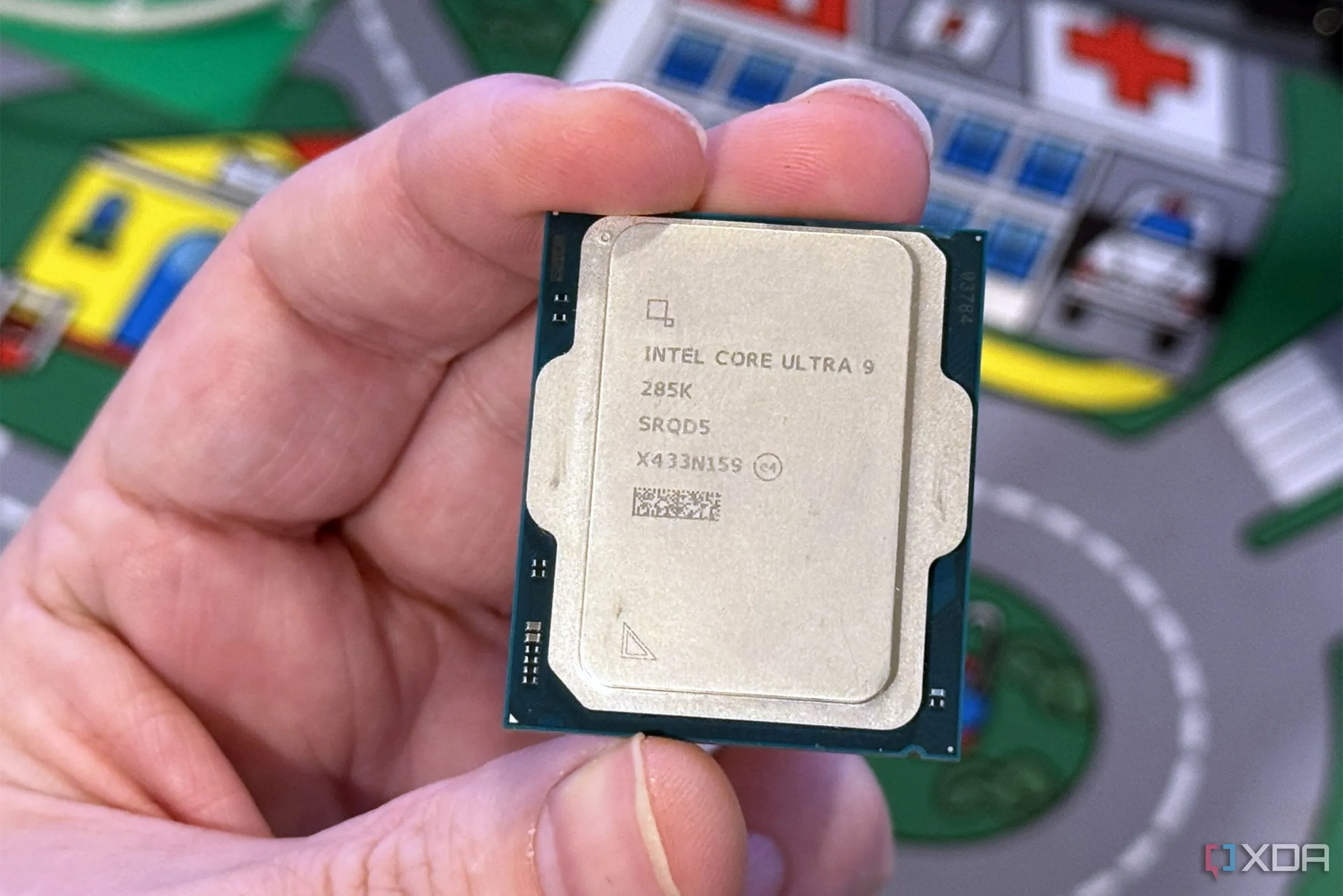 Chip Intel Core Ultra 9 được cầm trên tay, thể hiện thiết kế và kích thước của một vi xử lý hiện đại