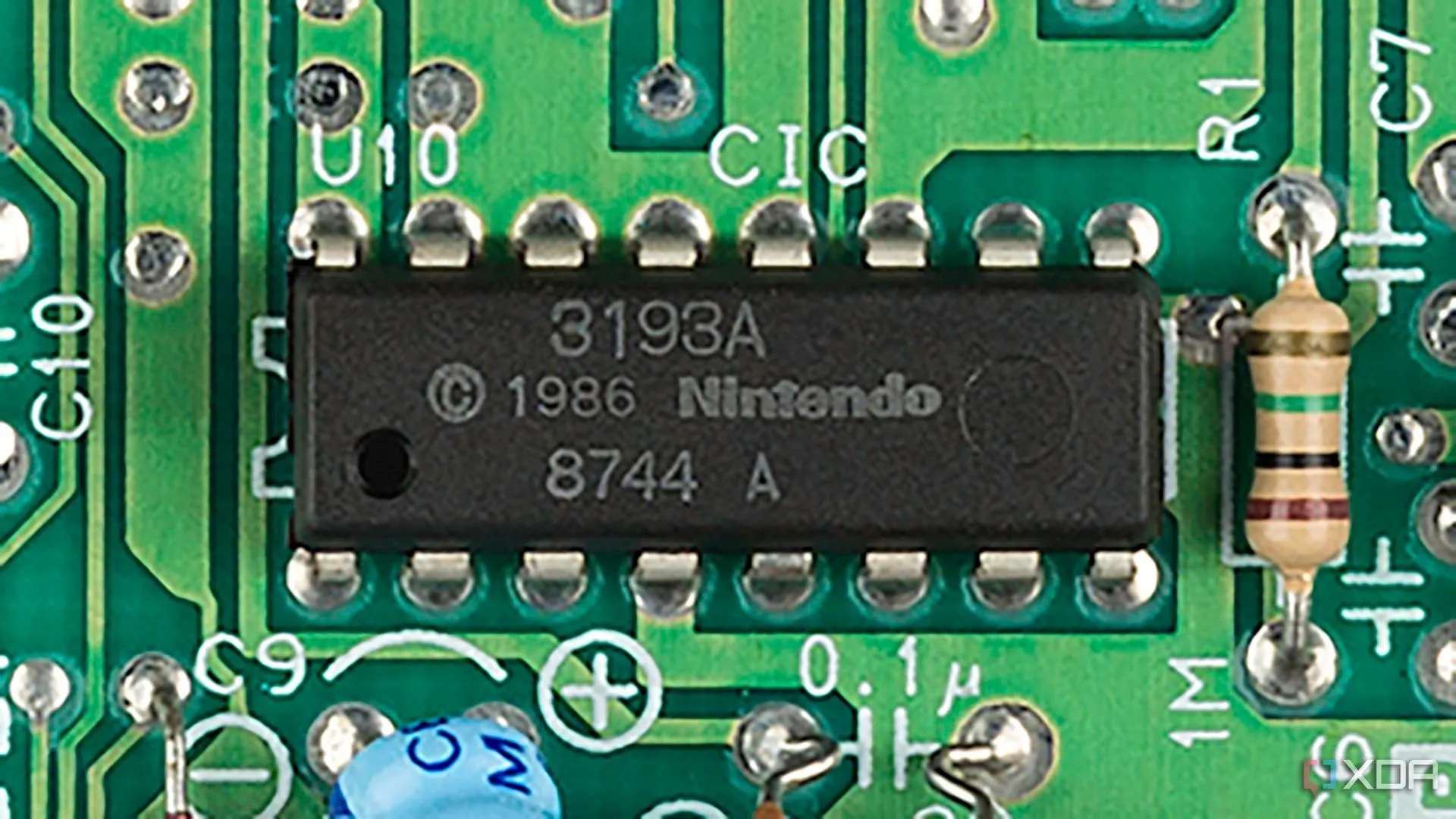 Chip khóa CIC trên bo mạch của máy NES Mk1, công nghệ bảo vệ bản quyền của Nintendo