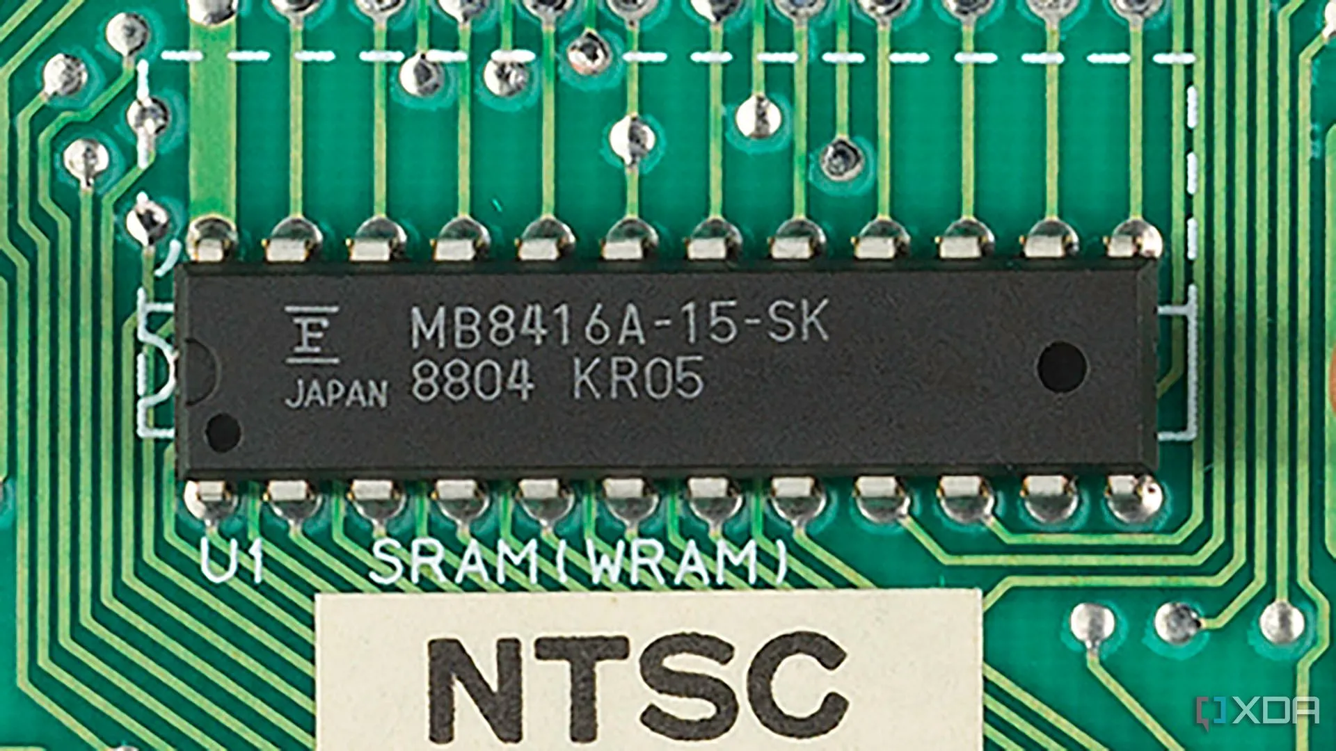 Chip WRAM 2KB (BR6216C-10LL) trên Nintendo NES, dùng để lưu trữ dữ liệu tạm thời