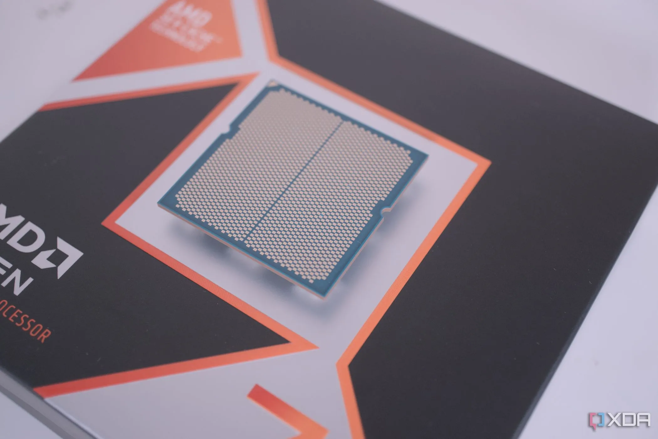 Chip xử lý AMD Ryzen 7 9800X3D, đại diện cho các lo ngại về nguy cơ cháy hoặc hư hỏng socket trên CPU dòng X3D.