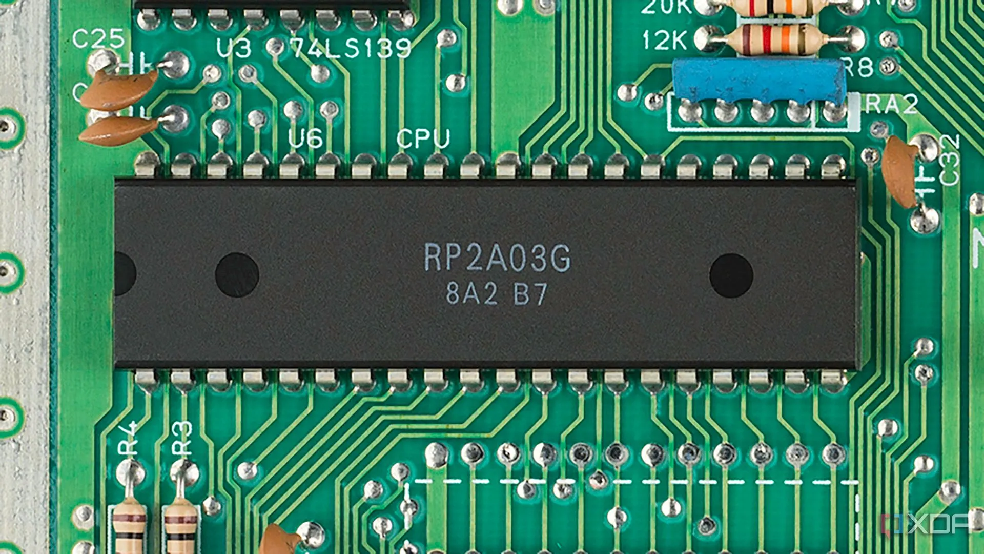 Chip xử lý trung tâm Ricoh 6502 tùy biến trên bo mạch chủ NES