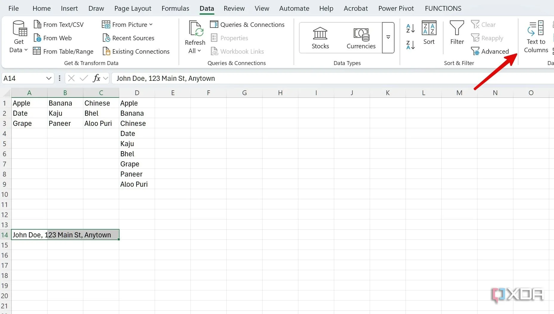 Chọn tùy chọn &quot;Text to Columns&quot; (Văn bản thành Cột) trong tab &quot;Data&quot; (Dữ liệu) của Excel để bắt đầu quá trình tách dữ liệu, một thủ thuật Excel cơ bản.