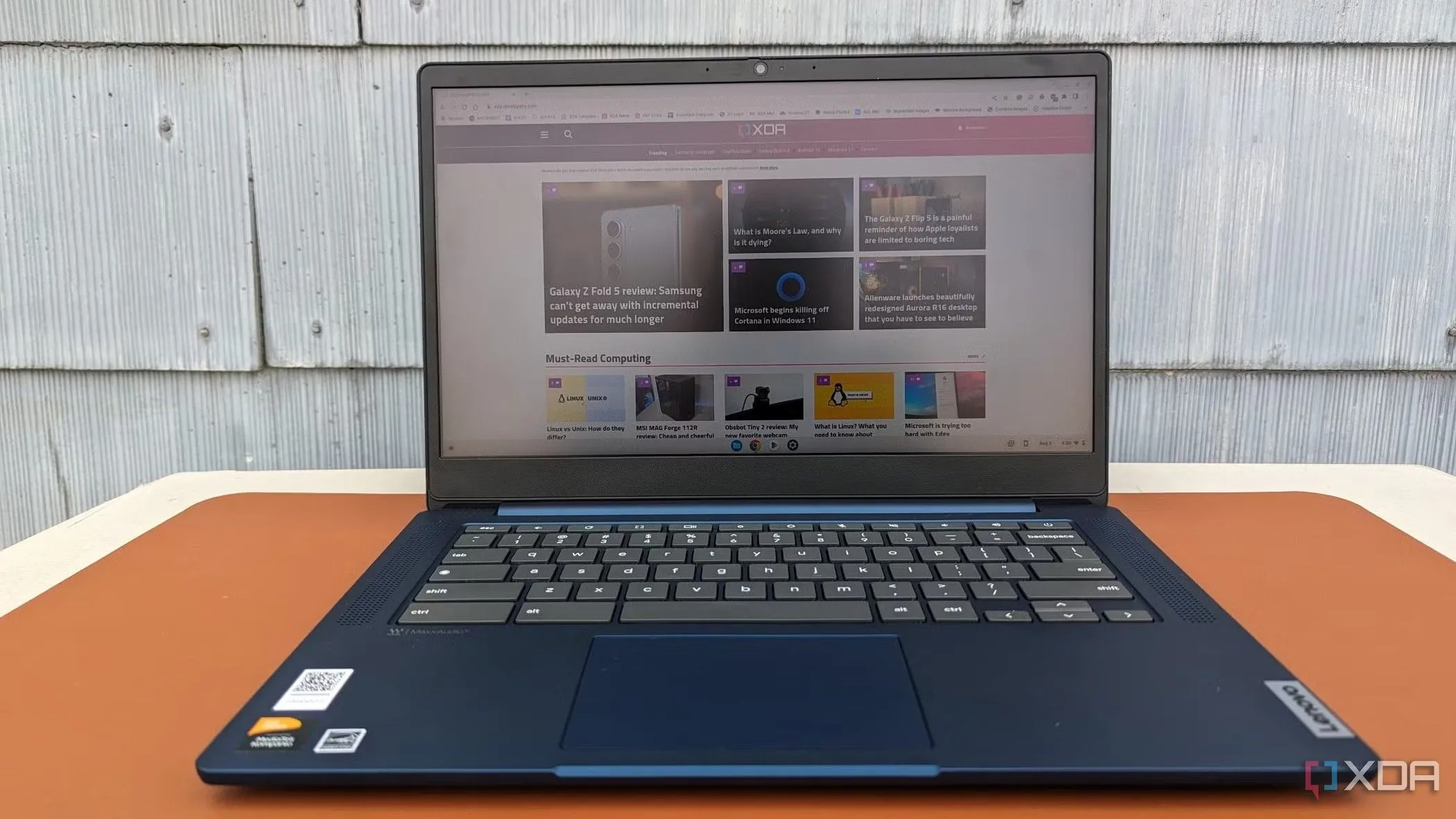 Chromebook hiển thị tính năng chia đôi màn hình của Google Chrome với hai tab web hoạt động song song