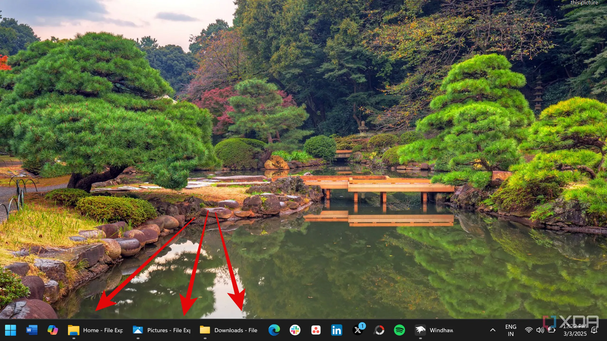 Chụp màn hình Windows 11 với nhãn &quot;-File Explorer&quot; hiển thị trên thanh tác vụ