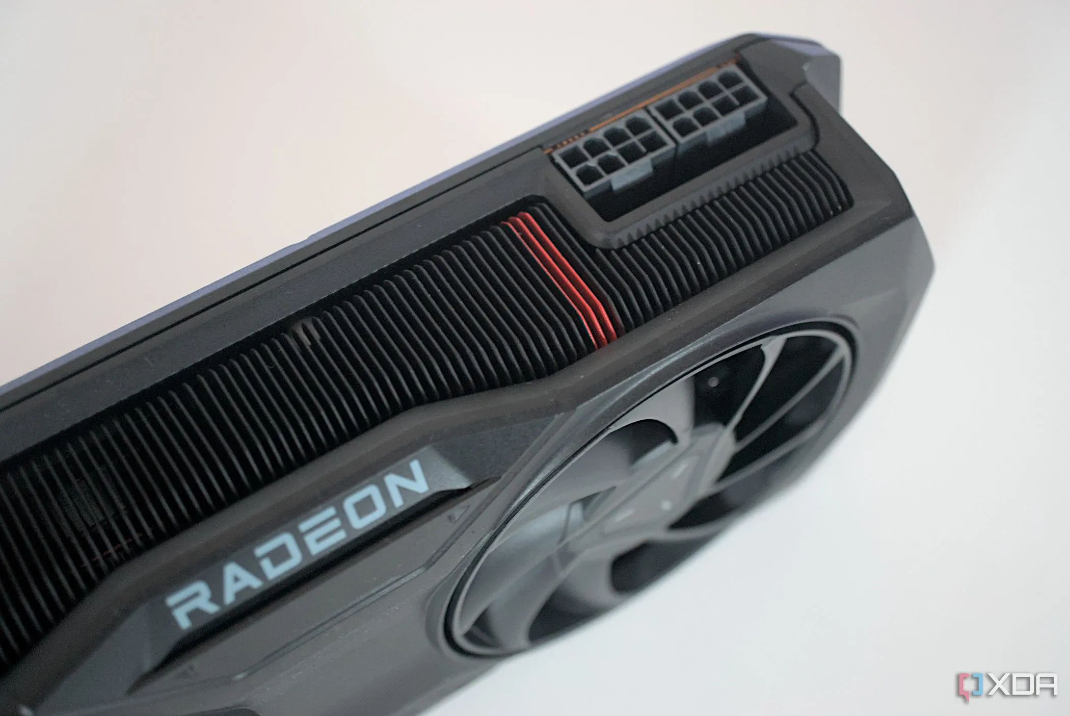 Cổng cấp nguồn của AMD Radeon RX 7800 XT