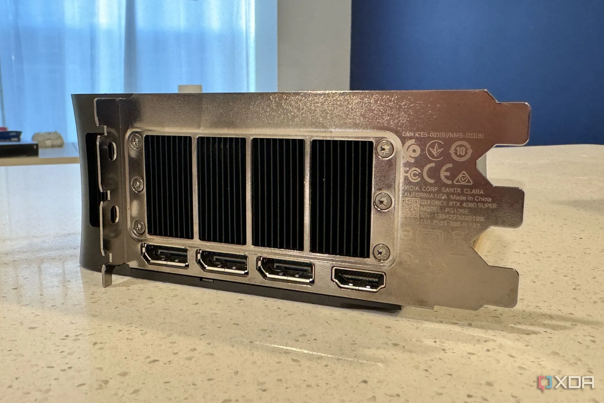 Cổng I/O và lưới tản nhiệt của card đồ họa Nvidia GeForce RTX 4080 Super Founders Edition