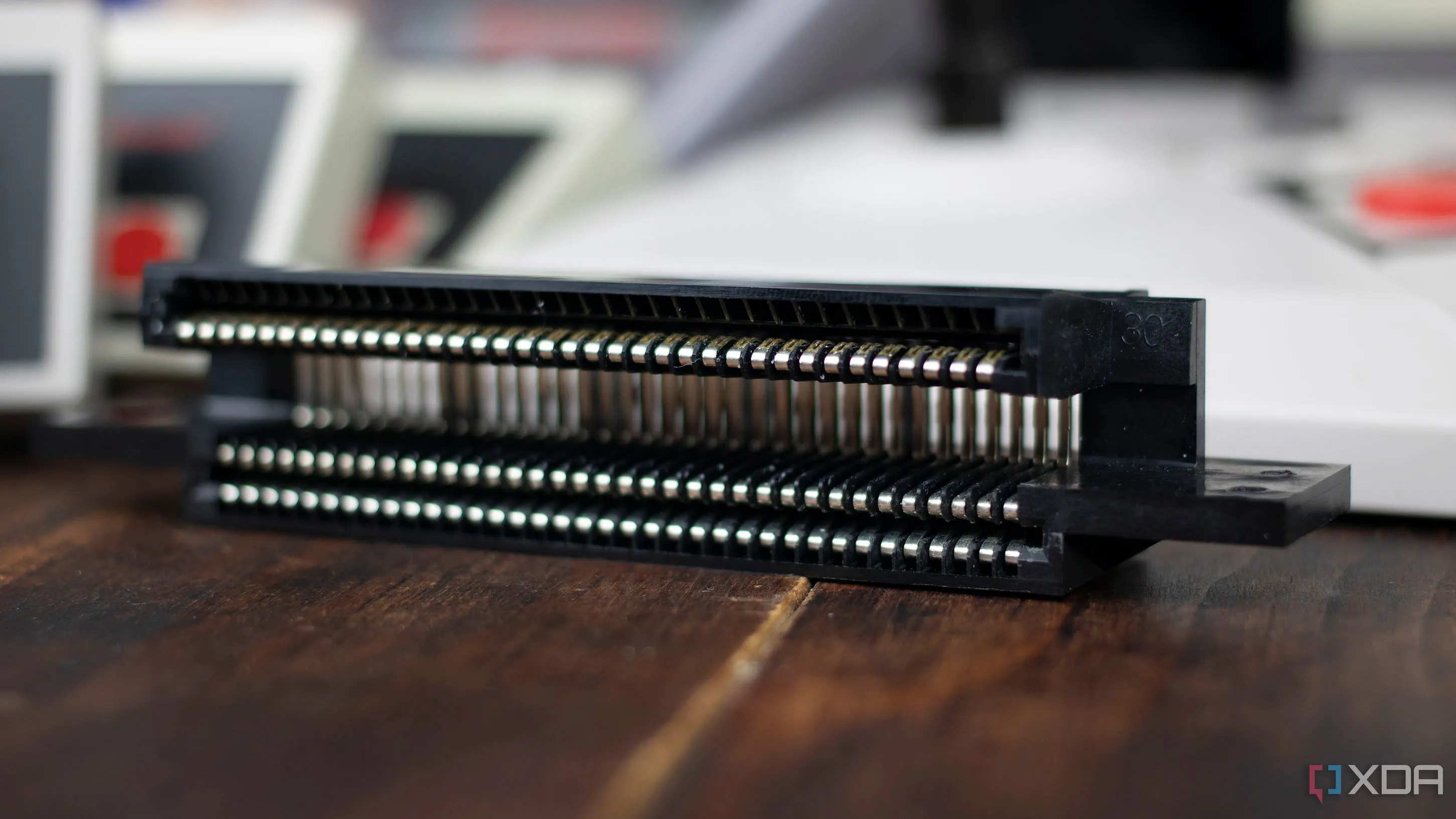 Cổng kết nối băng game 72 chân của Nintendo NES