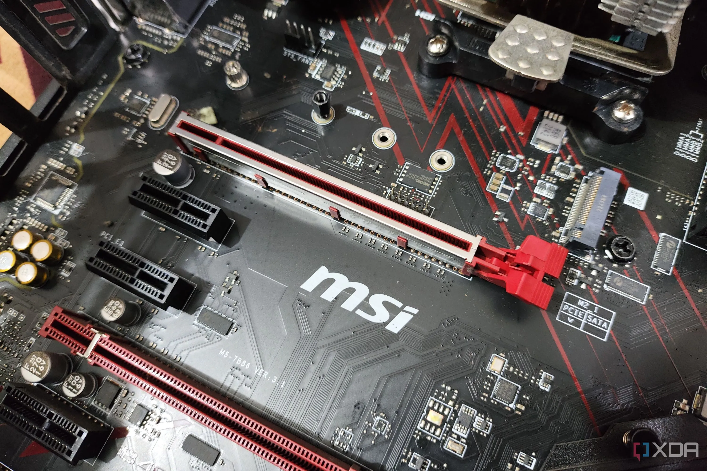 Cổng kết nối PCIe x16 trên bo mạch chủ, sẵn sàng cho GPU hiệu năng cao