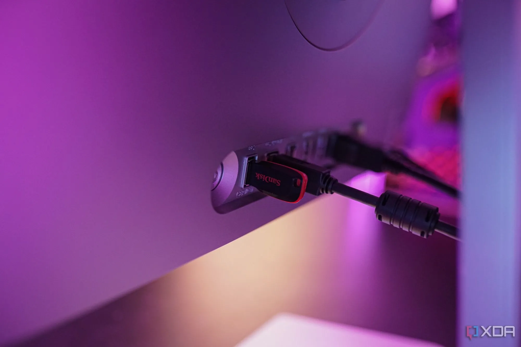 Cổng kết nối USB trên màn hình Samsung Odyssey 3D, hiển thị các tùy chọn kết nối