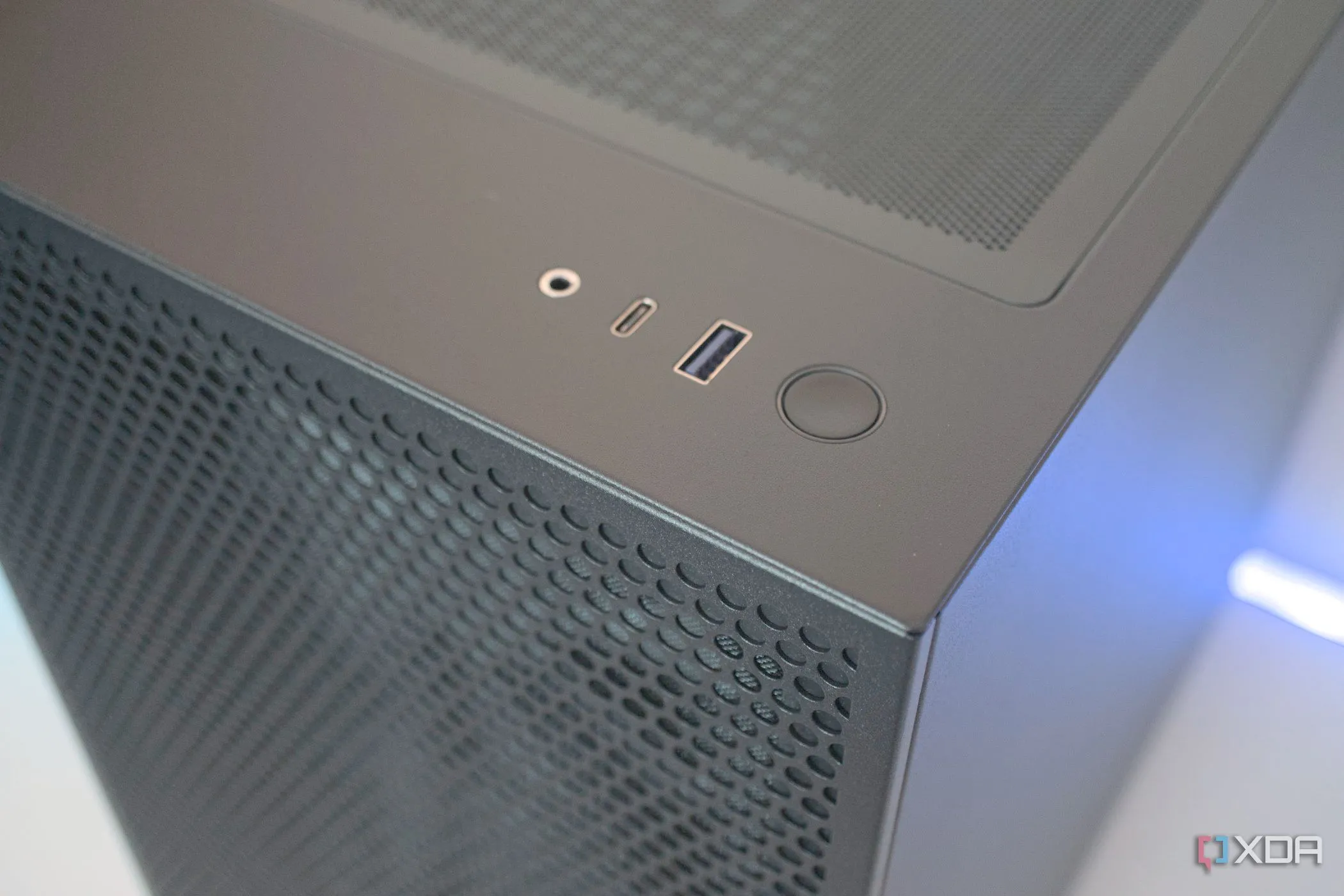 Cổng kết nối USB Type-A và Type-C tốc độ cao ở mặt trước vỏ case NZXT H5 Flow RGB