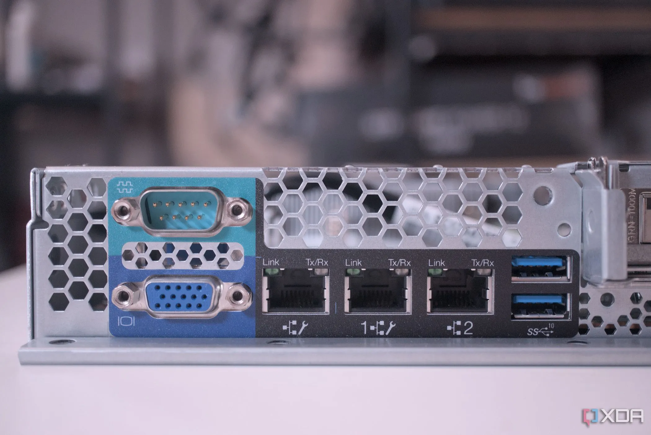 Cổng phía sau của Lenovo ThinkServer SR250 V2