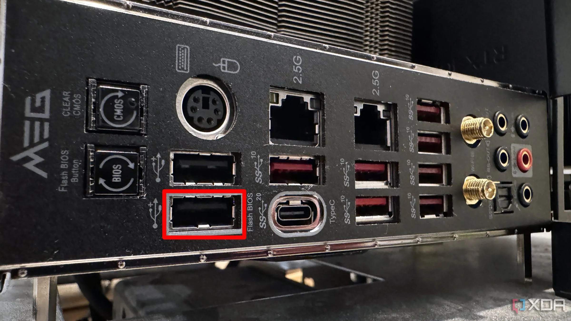 Cổng USB hỗ trợ BIOS Flashback trên panel I/O phía sau bo mạch chủ MSI Z690 Unify-X, cho phép cập nhật BIOS dễ dàng.