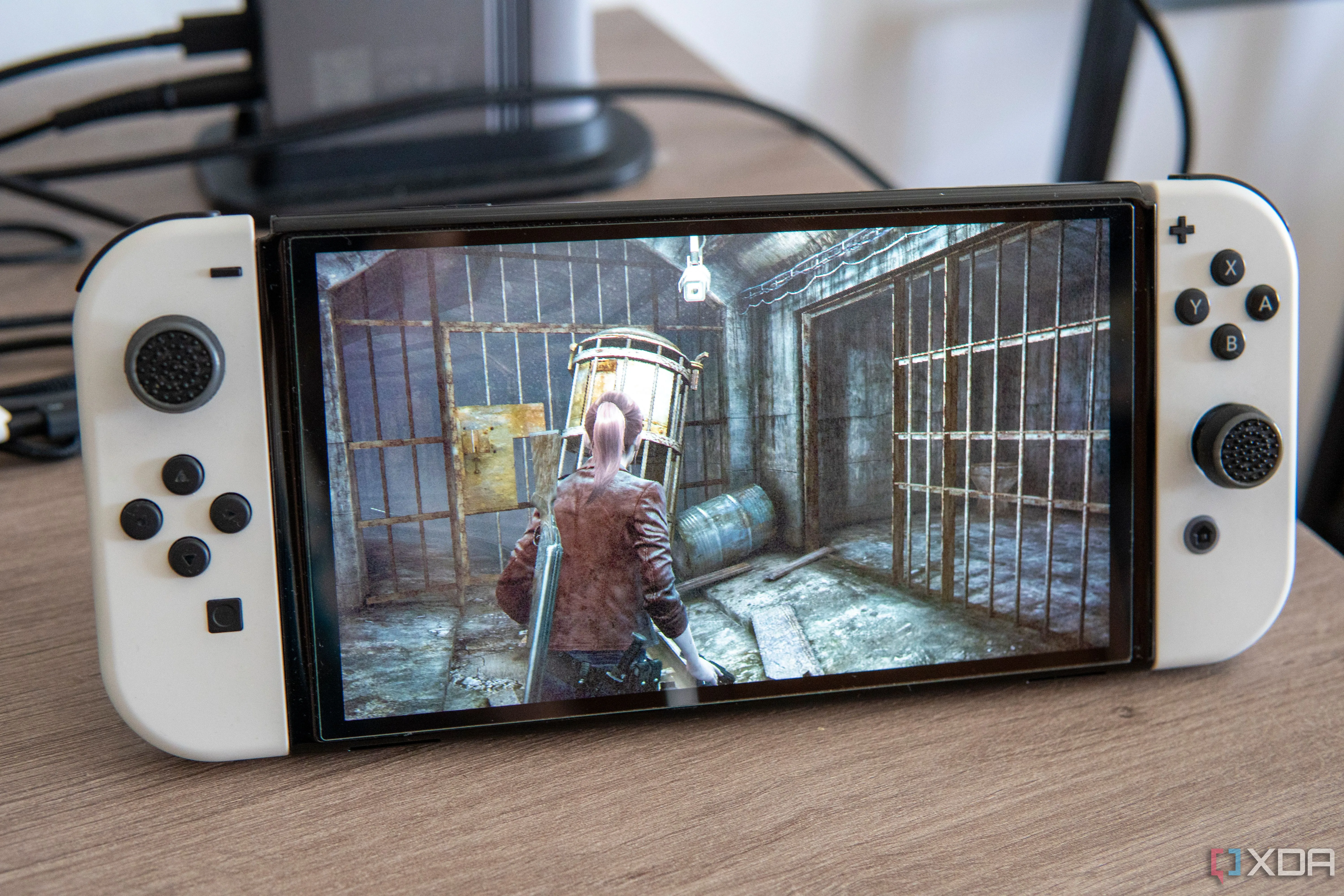 Console Nintendo Switch OLED đang chạy game Resident Evil Revelations 2