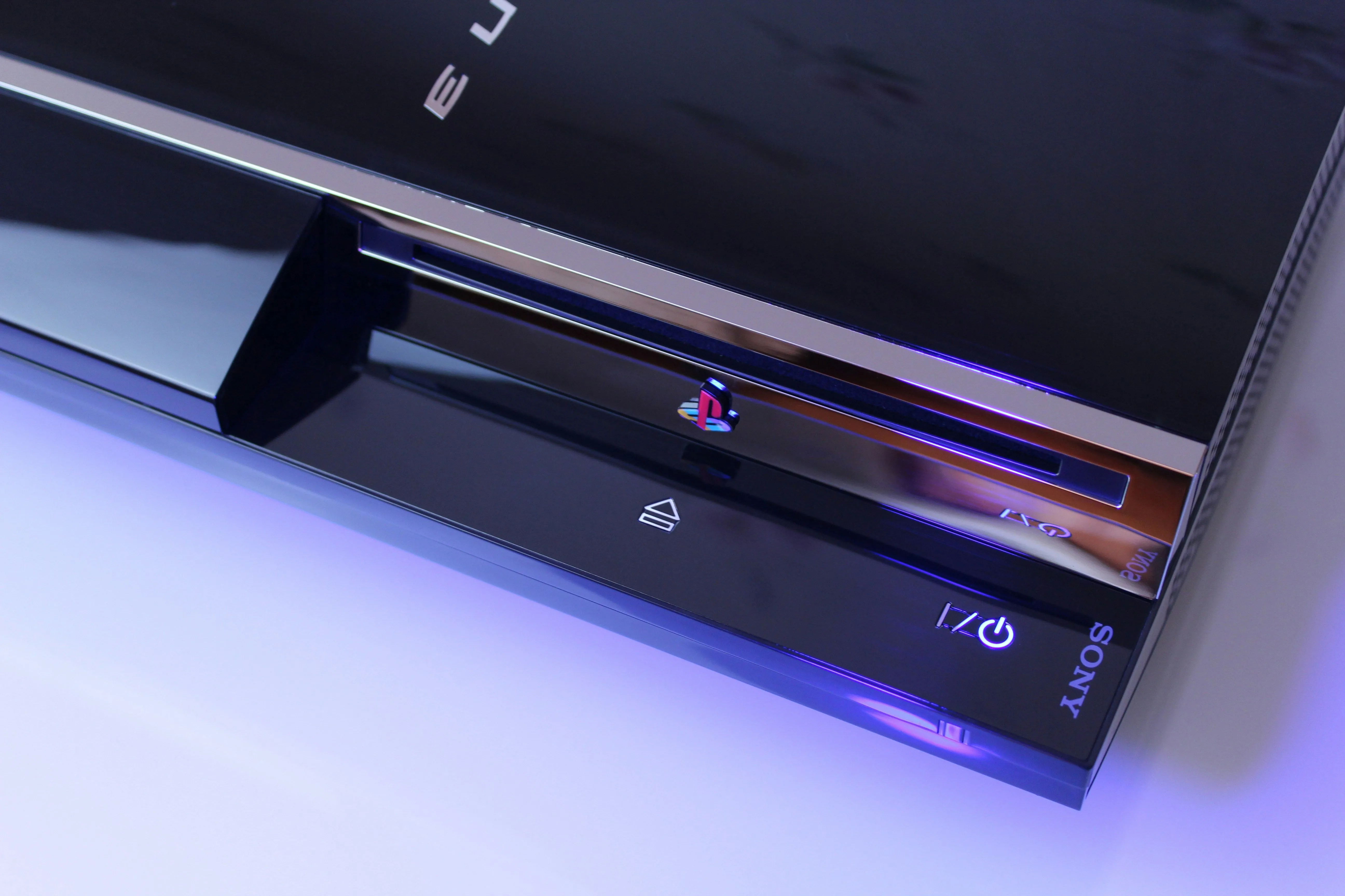 Console PlayStation 3 màu đen, với khay đĩa, nút nguồn và logo PlayStation, đại diện cho hệ máy bị ảnh hưởng bởi vụ tấn công PSN 2011