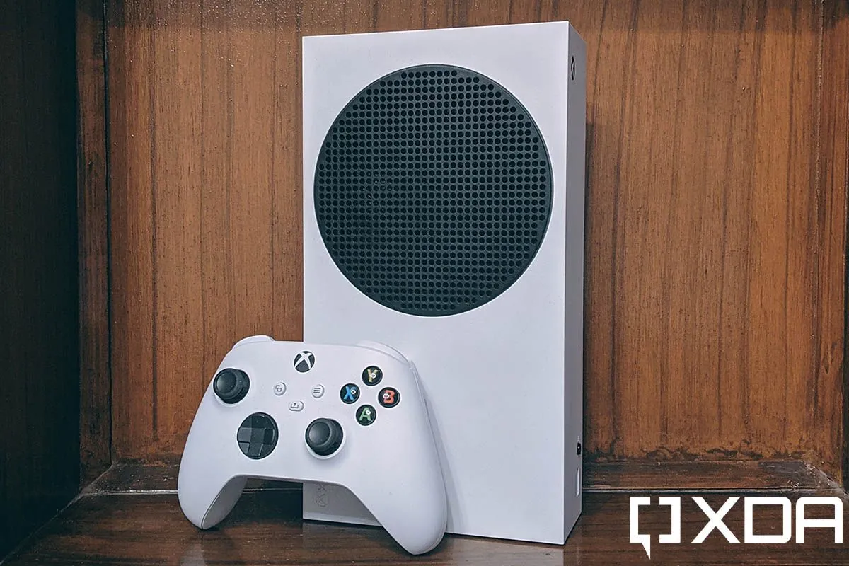 Console Xbox Series S màu trắng, thiết bị đang gặp sự cố với bản cập nhật phần mềm Insider mất dữ liệu