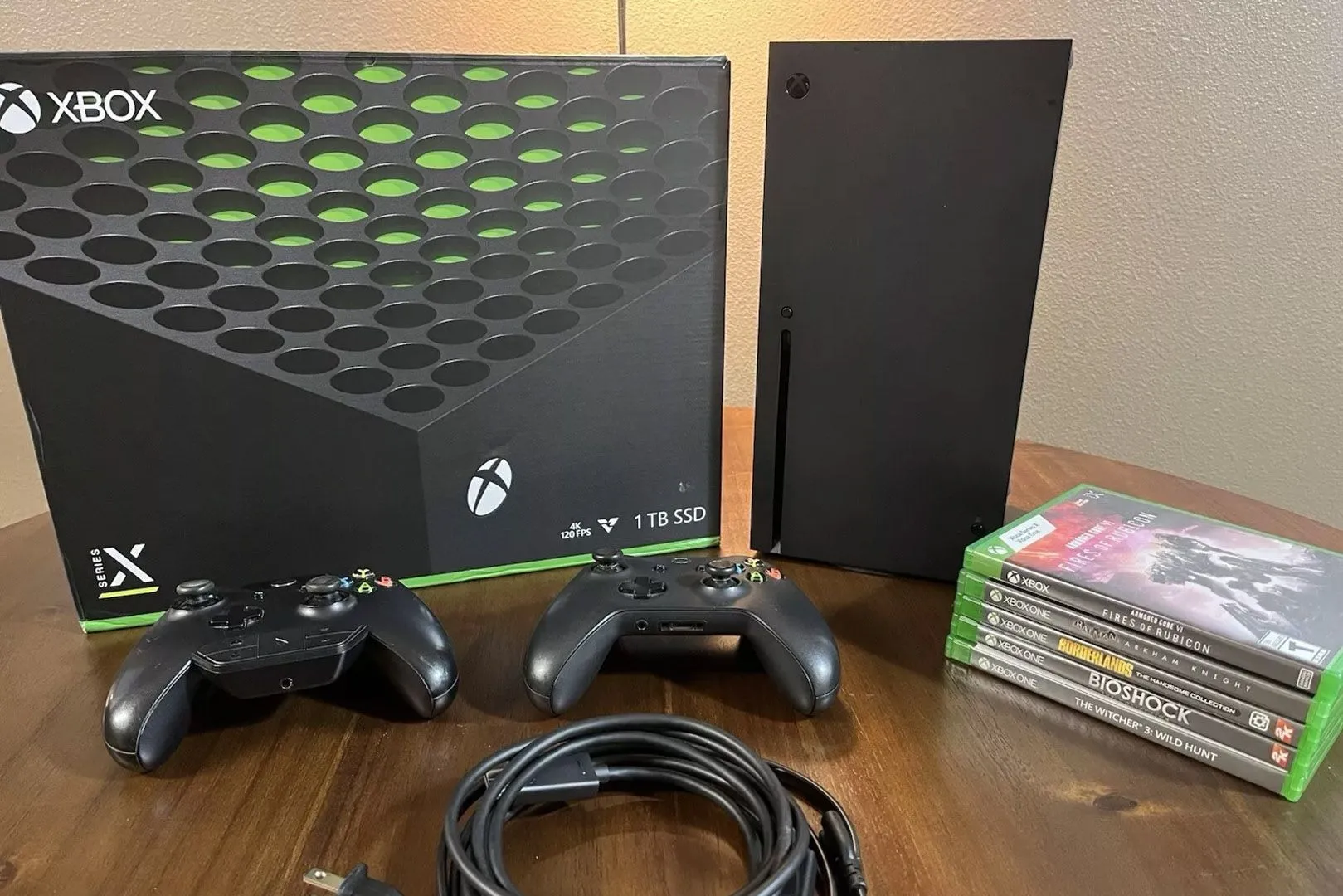 Console Xbox Series X và các đĩa game, thể hiện trải nghiệm chơi game hiện đại của Microsoft.