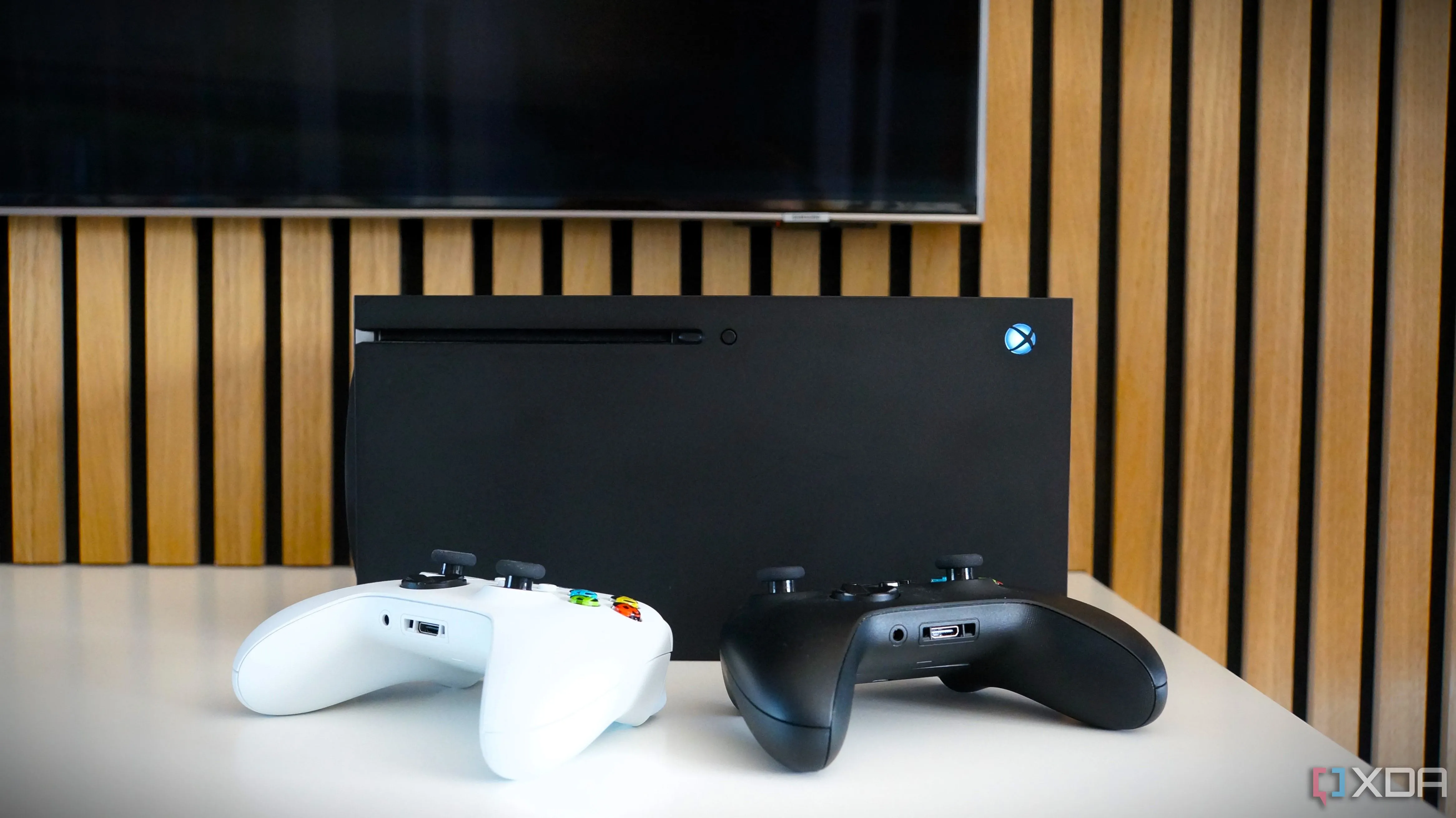 Console Xbox Series X và tay cầm đặt trước màn hình Samsung TV, tượng trưng cho niềm hy vọng chơi game bị gián đoạn bởi sự cố mạng