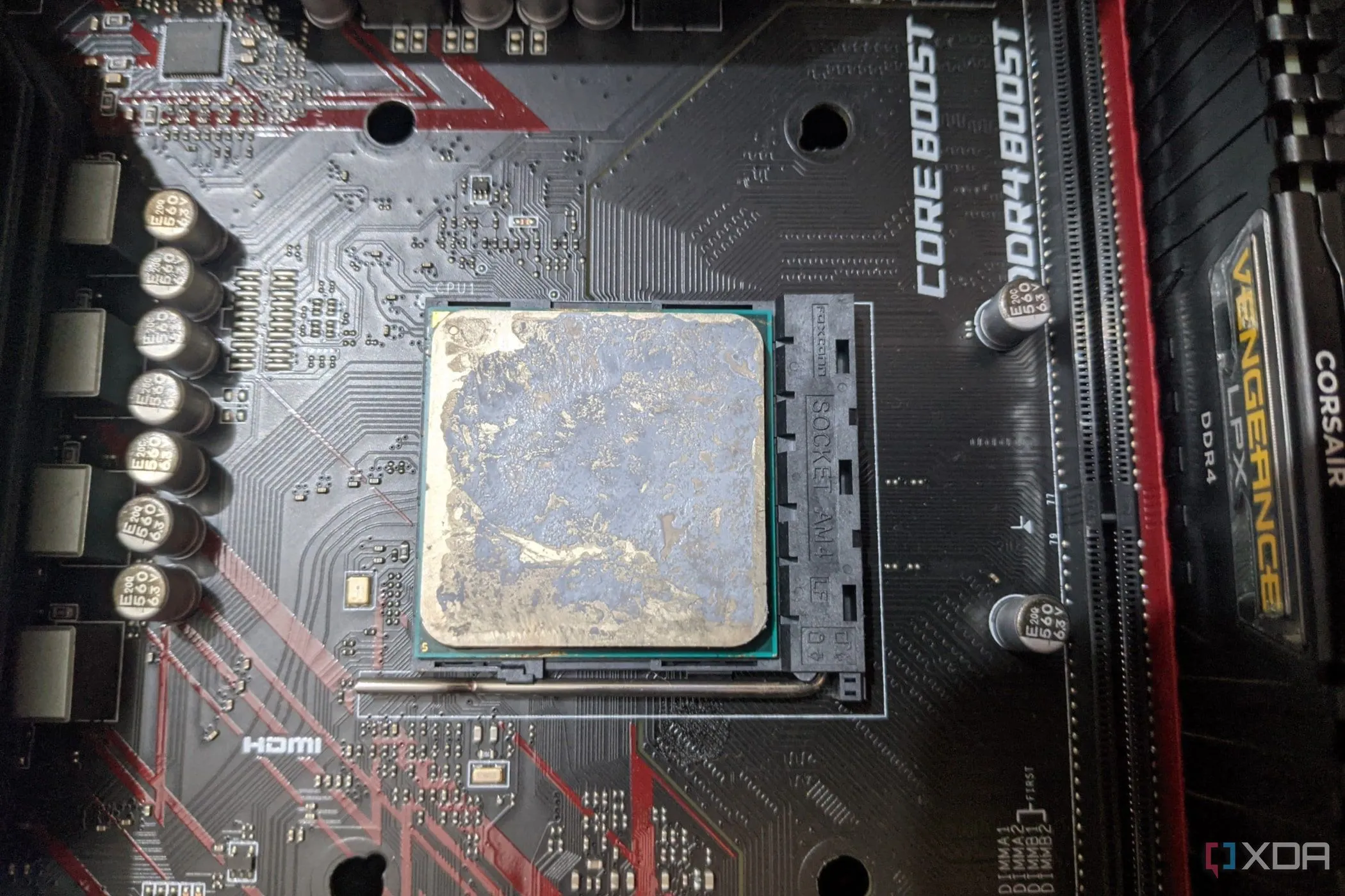 CPU AMD Ryzen 1600 với keo tản nhiệt được bôi đều, việc lắp lại CPU và keo tản nhiệt mới có thể khắc phục lỗi PC do tiếp xúc kém