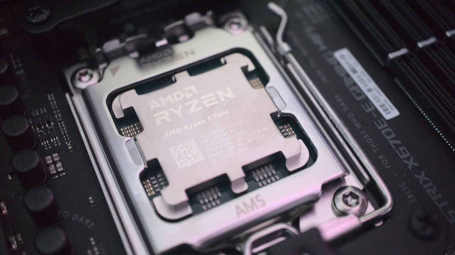 CPU AMD Ryzen 5 7600 đã được lắp đặt