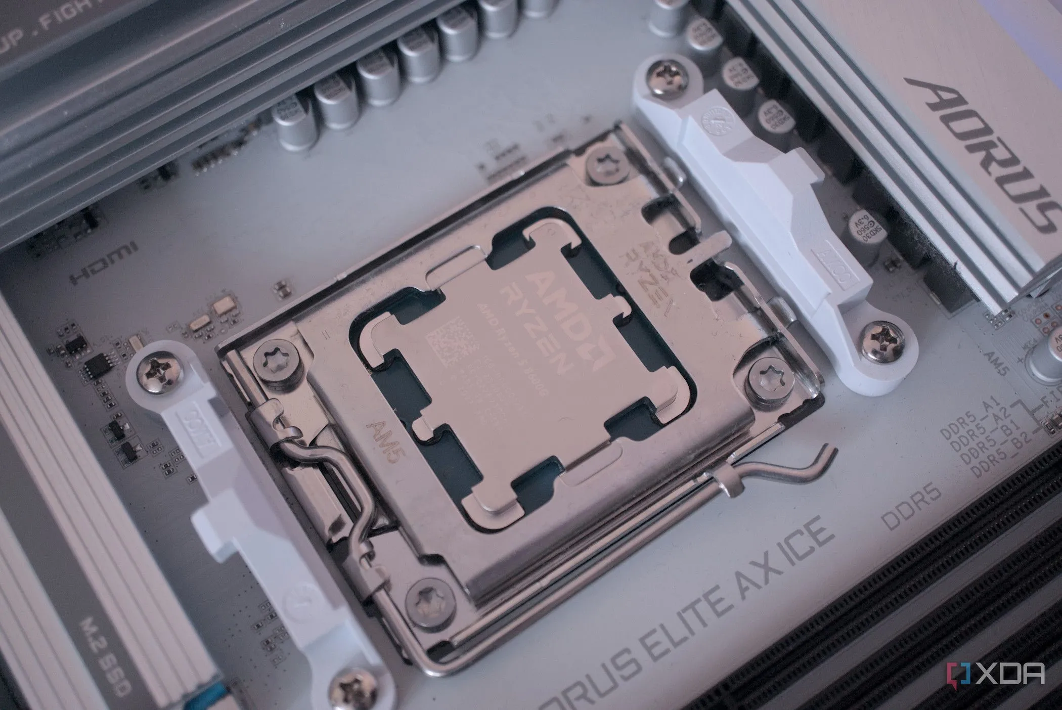 CPU AMD Ryzen 5 8600G đã được lắp đặt
