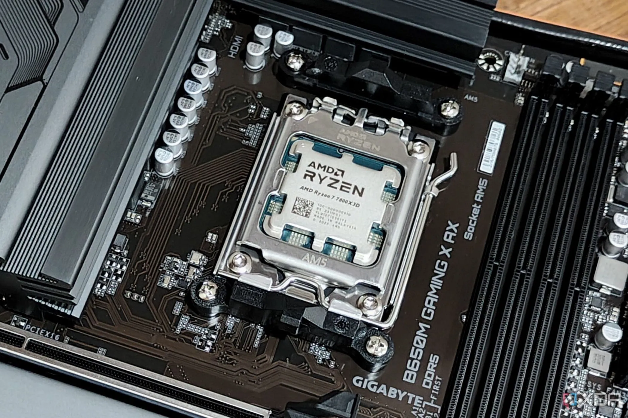 CPU AMD Ryzen 7 7800X3D được lắp trên bo mạch chủ, liên quan đến tối ưu điện áp hệ thống