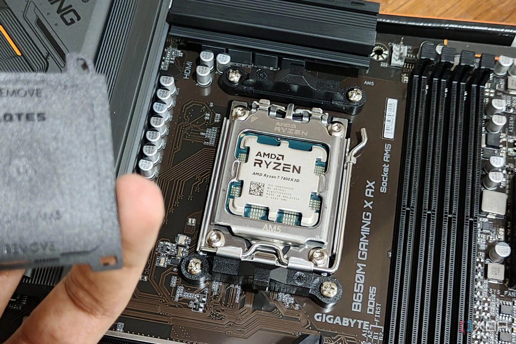CPU AMD Ryzen 7 7800X3D trên bo mạch chủ, minh họa vị trí thay keo tản nhiệt