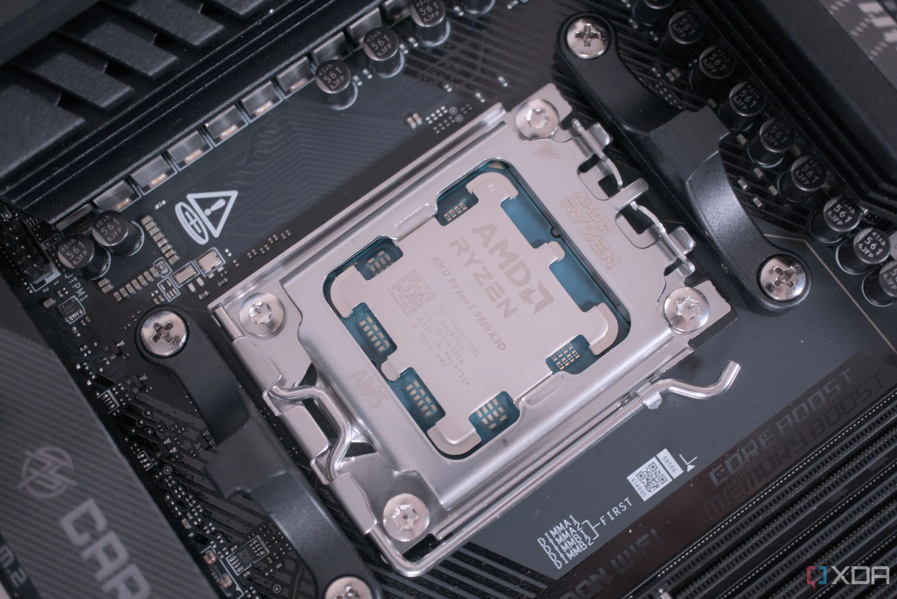 CPU AMD Ryzen 7 9800X3D đã được lắp đặt trên bo mạch chủ