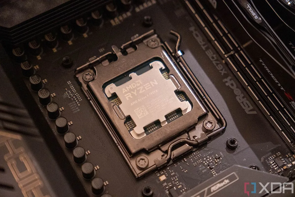 CPU AMD Ryzen 9 7950X được lắp đặt trên bo mạch chủ