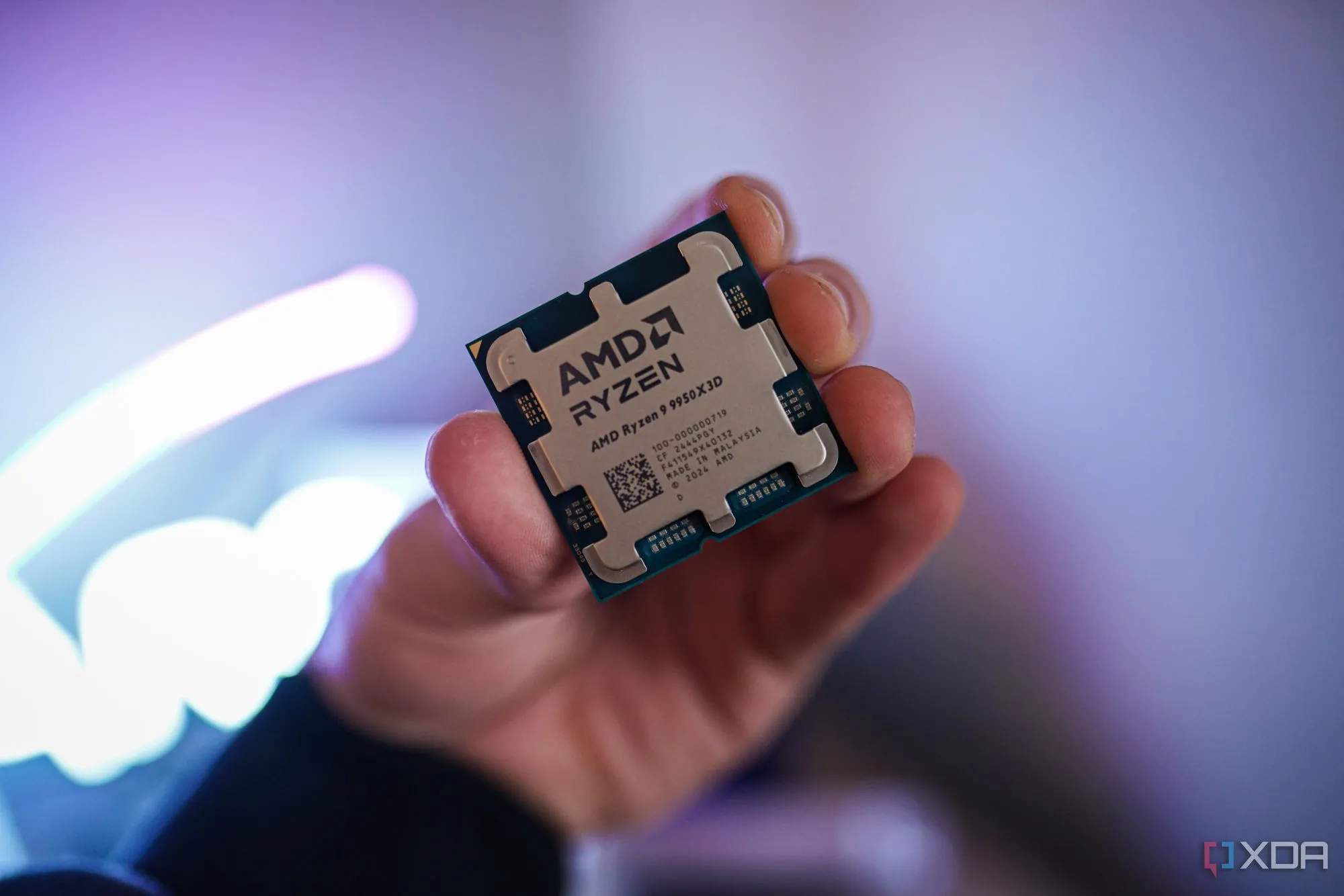 CPU AMD Ryzen 9 9950X3D được cầm trên tay, hiển thị kích thước nhỏ gọn