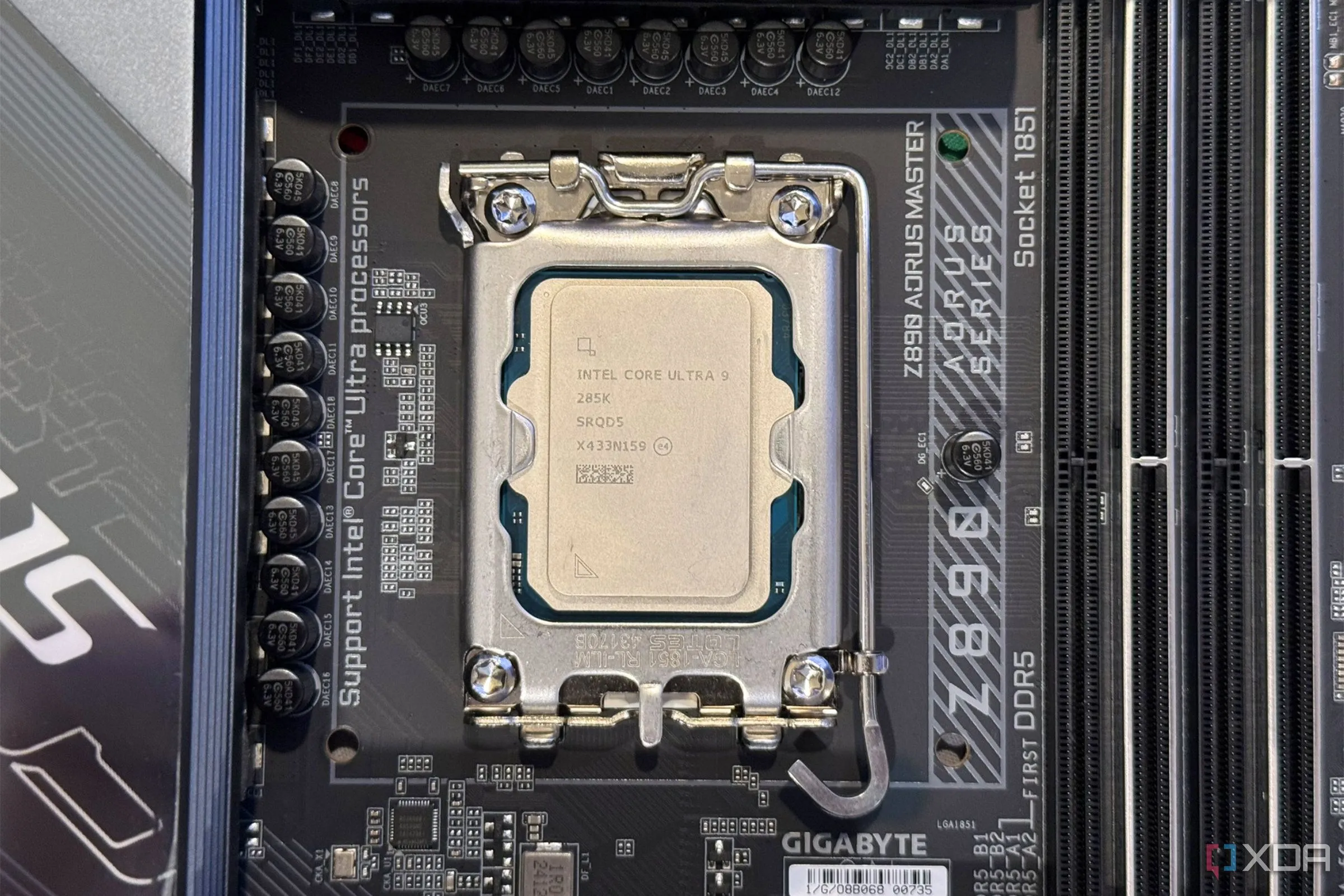 CPU Intel Core Ultra 9 285K với thiết kế socket trên bo mạch chủ