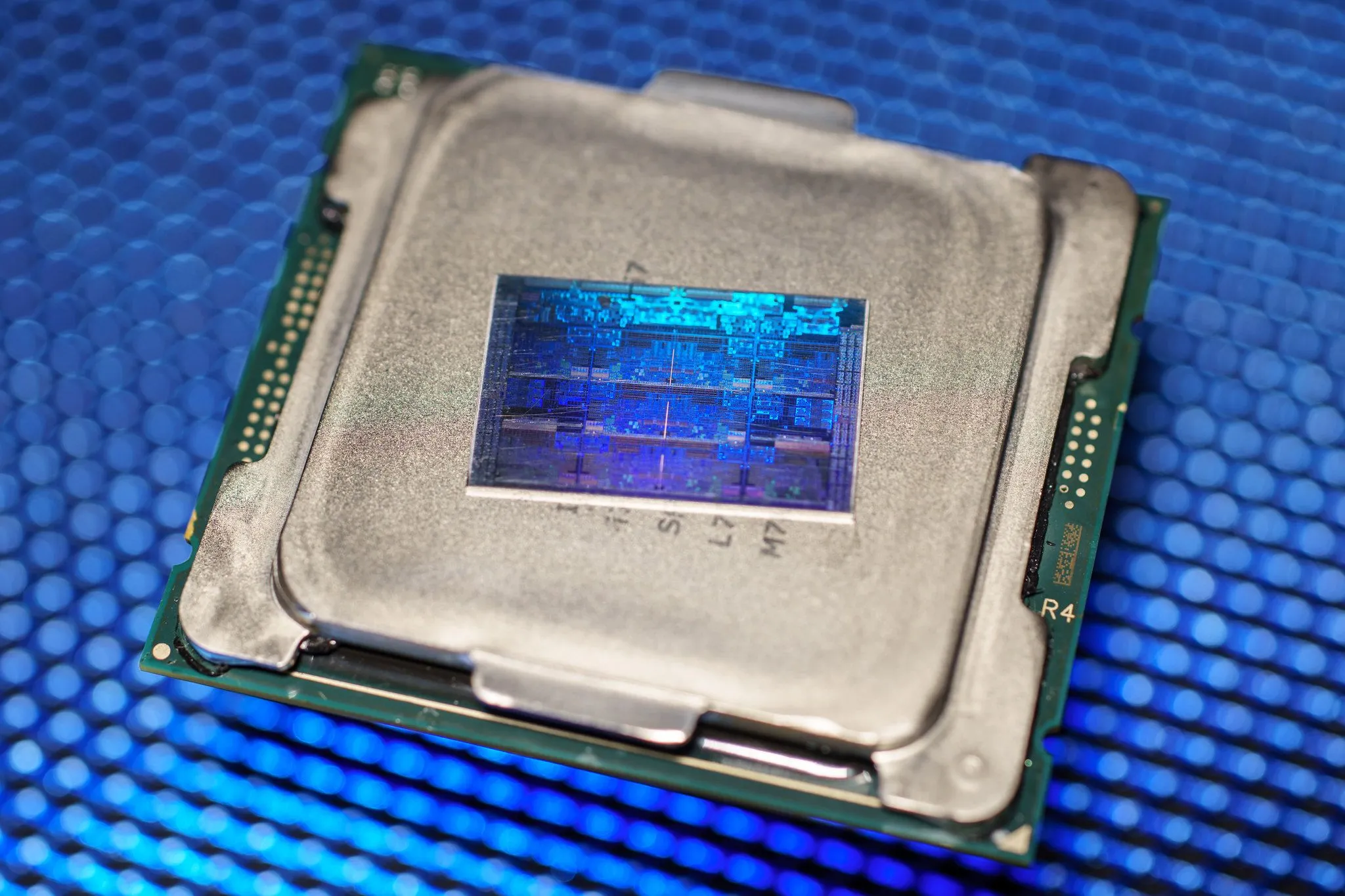 CPU Intel đã được delid với die trần và linh kiện SMD xung quanh