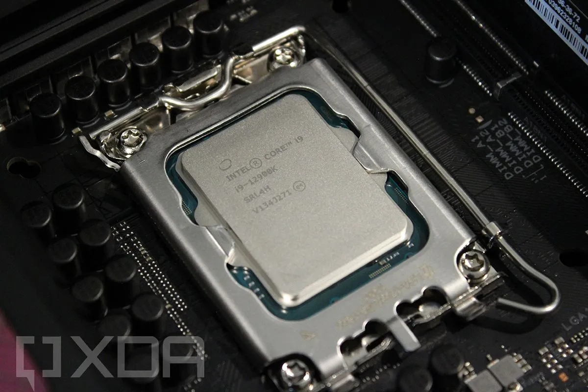 CPU Intel thế hệ 12 gắn trên bo mạch chủ socket LGA 1700