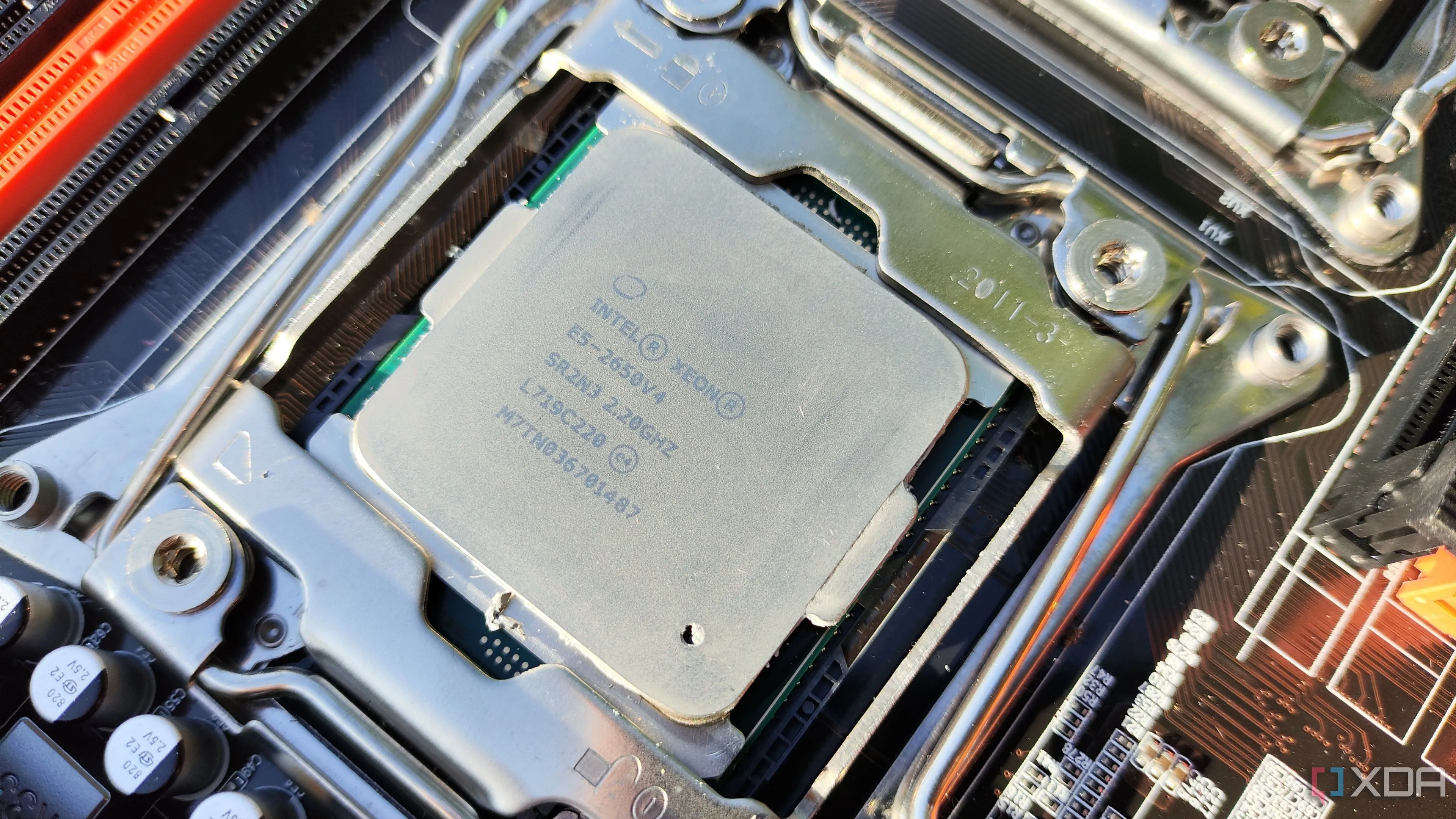 CPU Intel Xeon E5-2650 v4 được lắp vào bo mạch chủ X99, minh họa hệ thống dual CPU