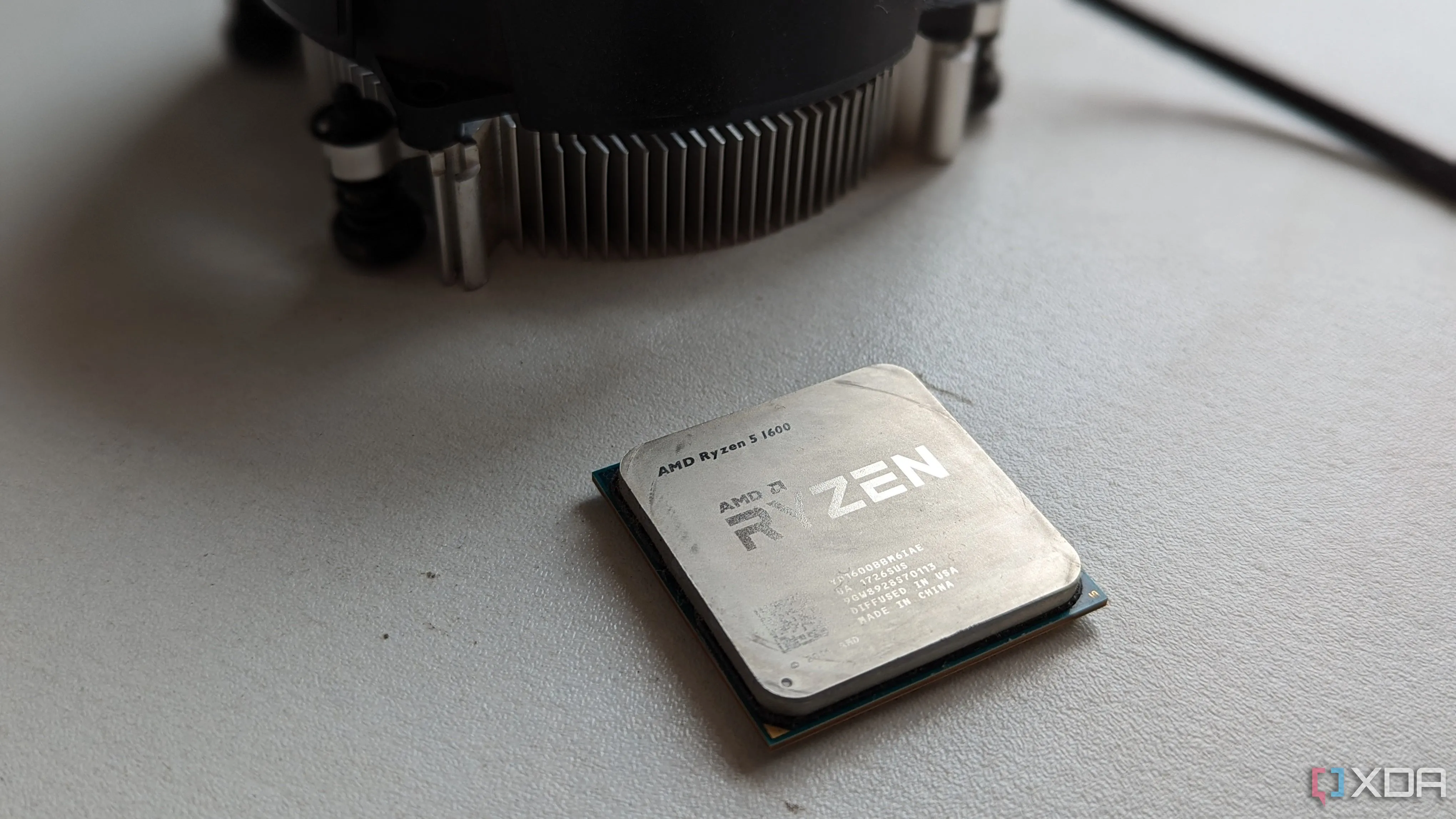 CPU Ryzen 5 1600 và tản nhiệt stock, tượng trưng cho nền tảng AM4 vẫn phổ biến