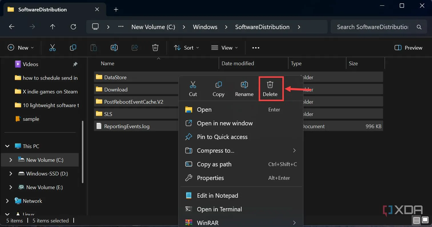 Cửa sổ File Explorer hiển thị các tệp bên trong thư mục SoftwareDistribution sẵn sàng để xóa