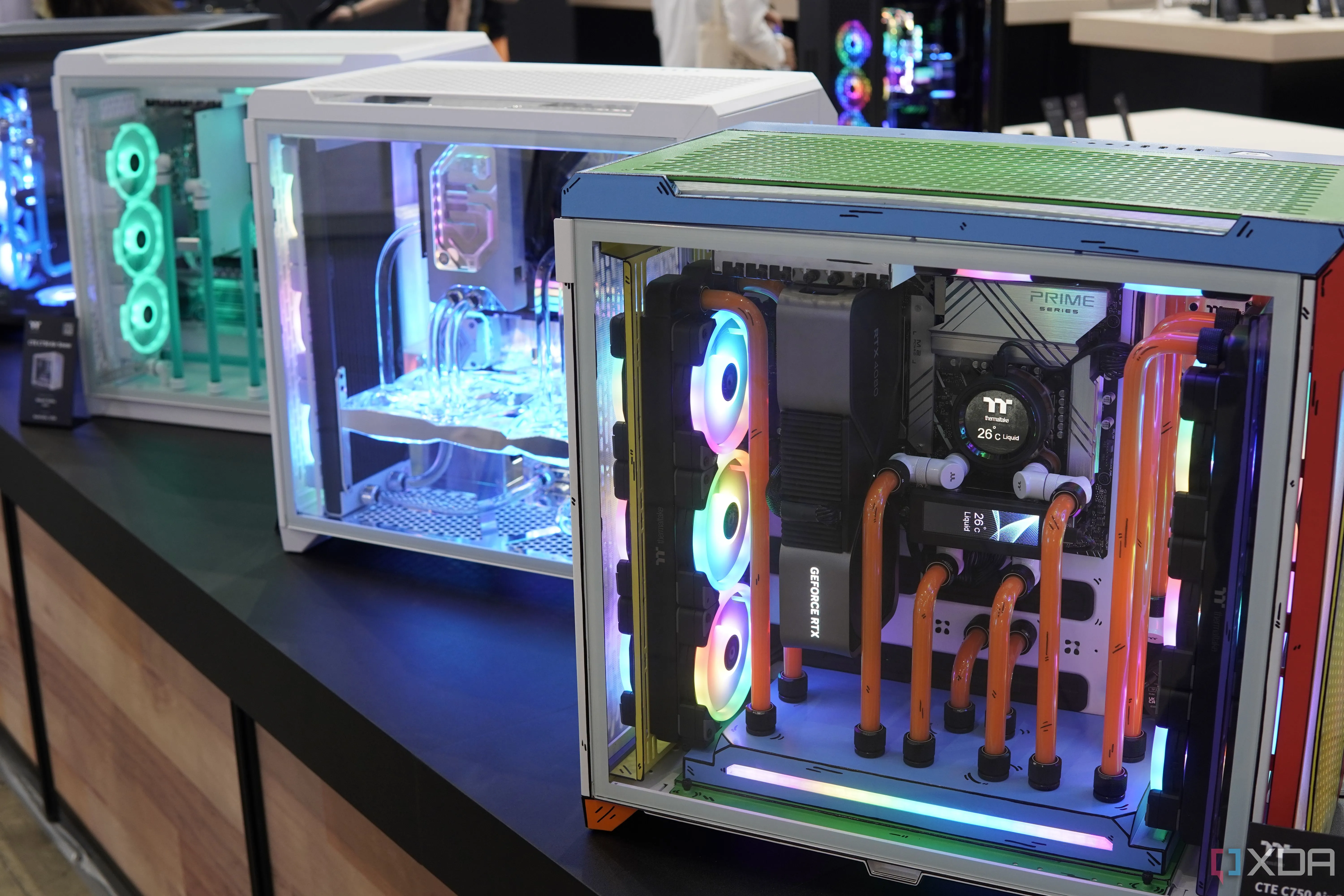 Dàn PC custom với hệ thống tản nhiệt nước màu cam nổi bật bên trong case Thermaltake