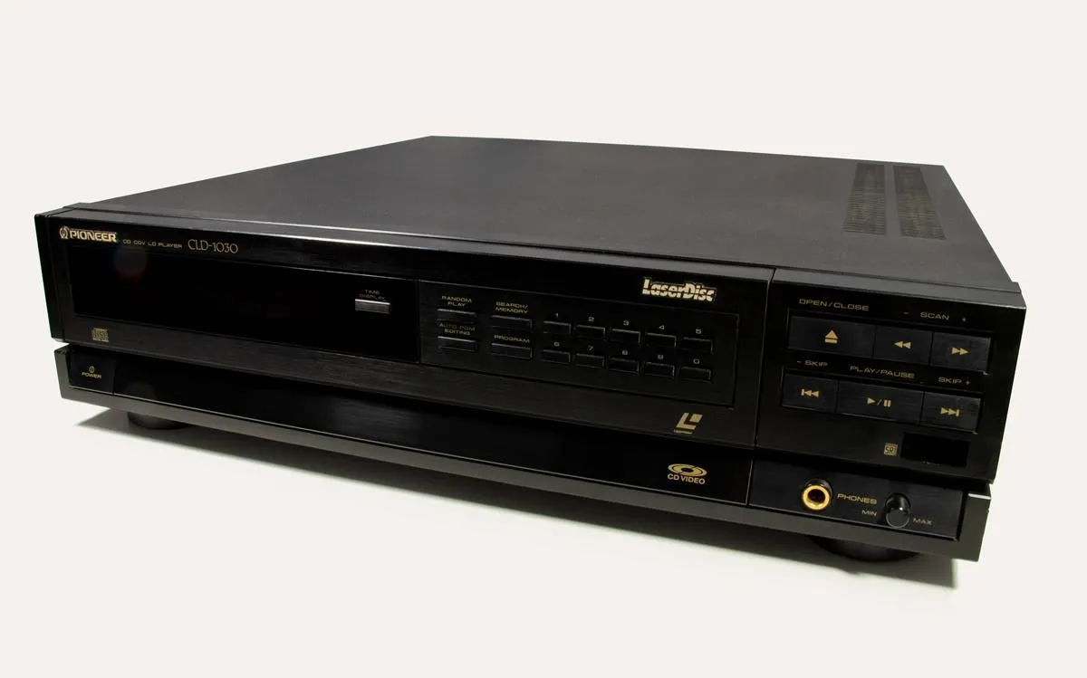 Đầu đĩa LaserDisc Pioneer CLD-1030 cổ điển với khe đĩa lớn, minh chứng cho một định dạng giải trí đã lỗi thời