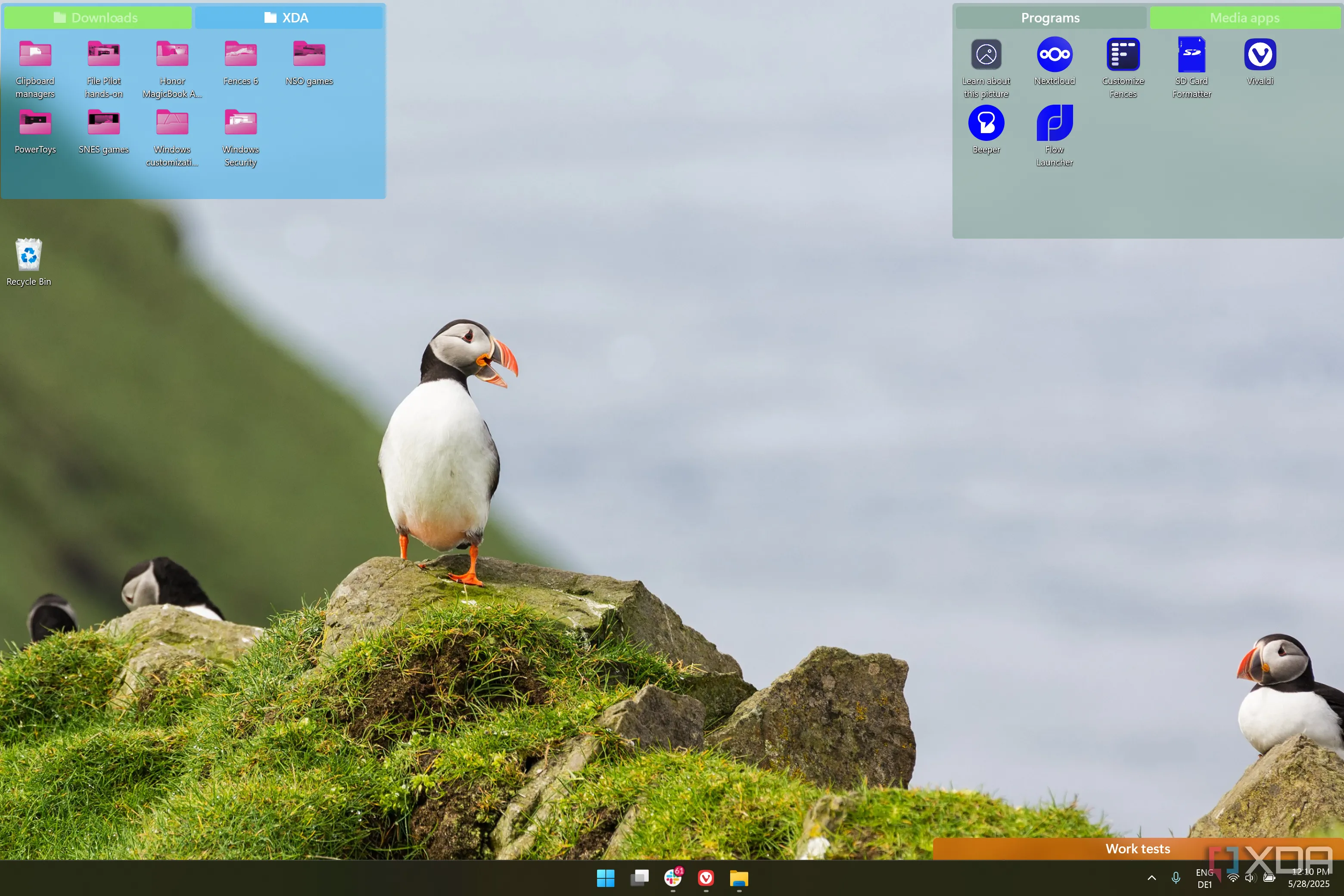 Desktop Windows 11 hiển thị nhiều Fences được tạo bởi Stardock Fences 6, giúp sắp xếp icon
