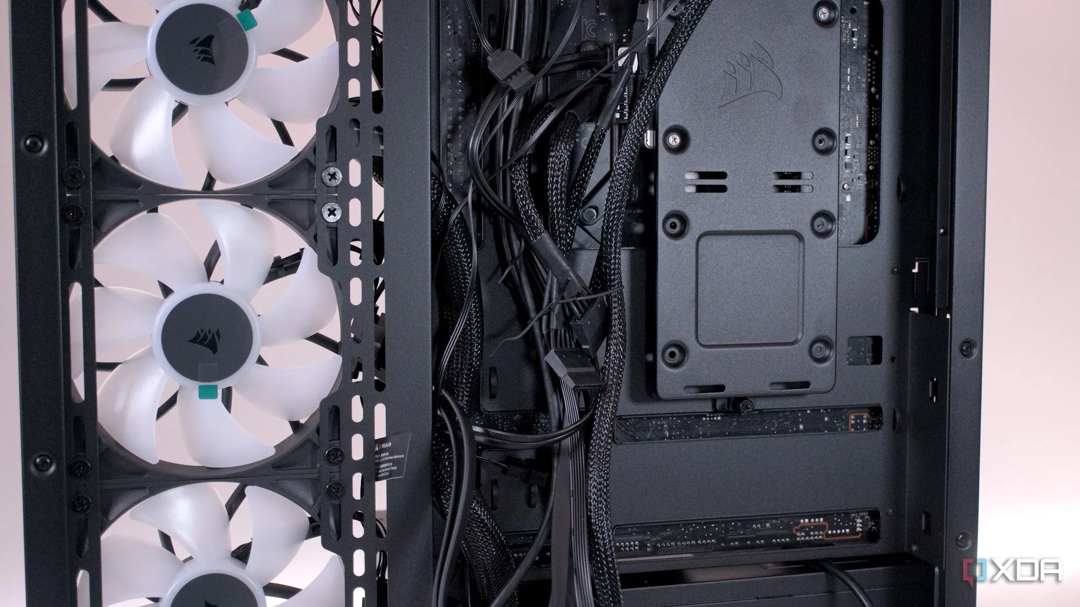 Đi dây cáp gọn gàng bên trong thùng máy Corsair 3500X ARGB, giúp bảo vệ linh kiện và tối ưu không gian