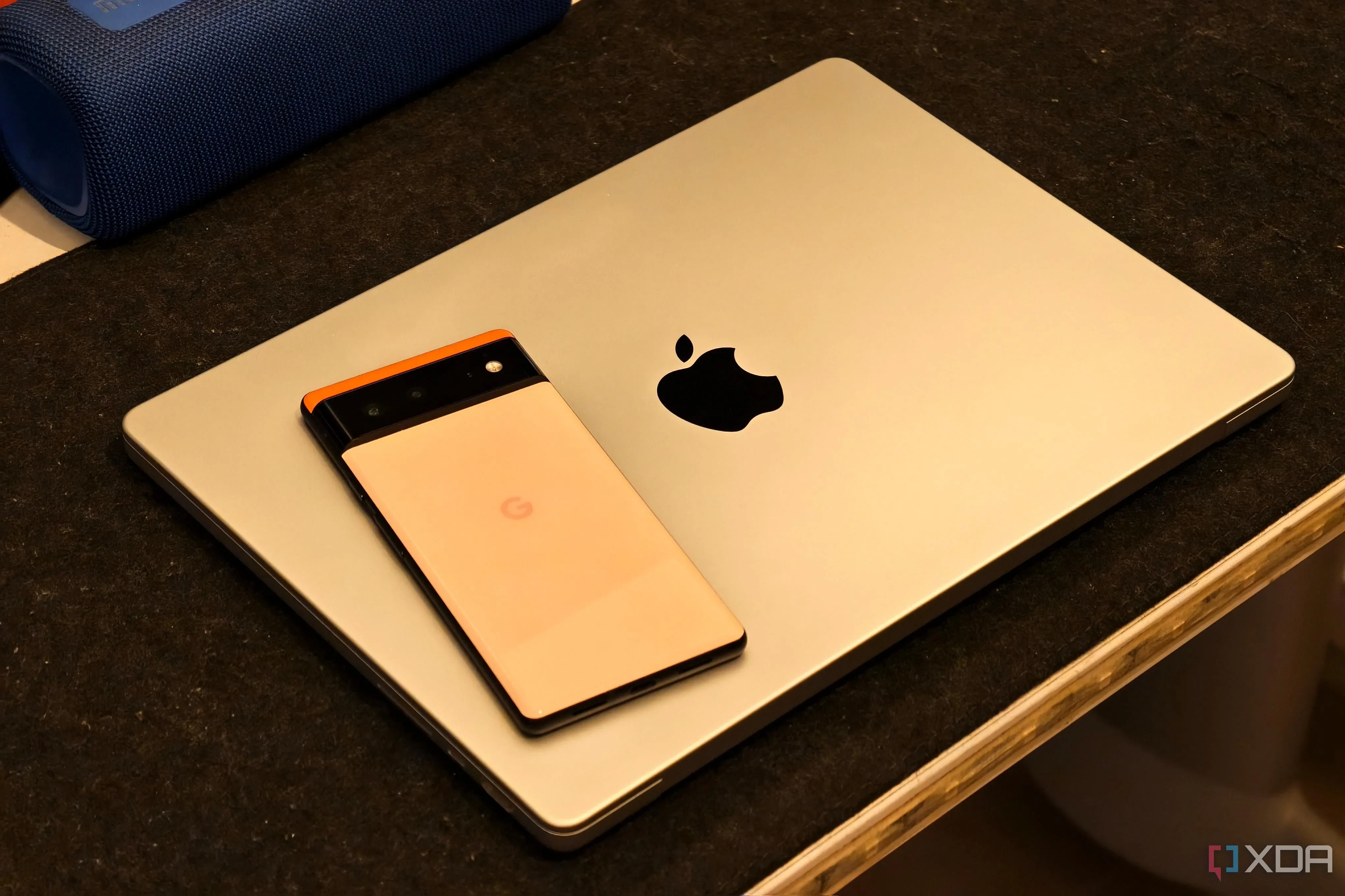 Điện thoại Android đặt trên MacBook tượng trưng cho kết nối đa nền tảng